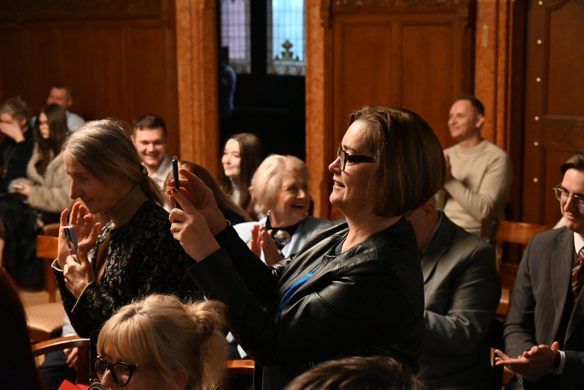 Wiceprezydent Chrzanowska robi zdjęcie Jubilatom, w tle goście uroczystości
