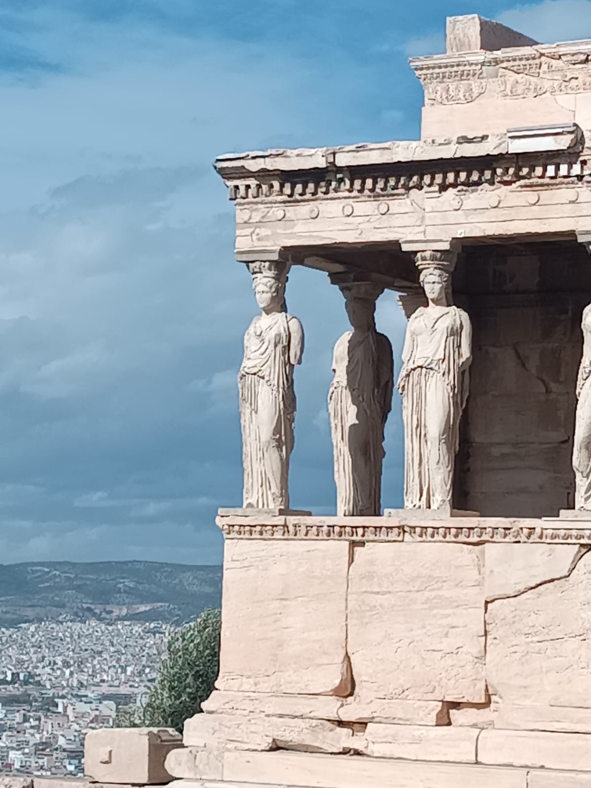 Widok na zabytki greckie; w tle miasto Ateny
