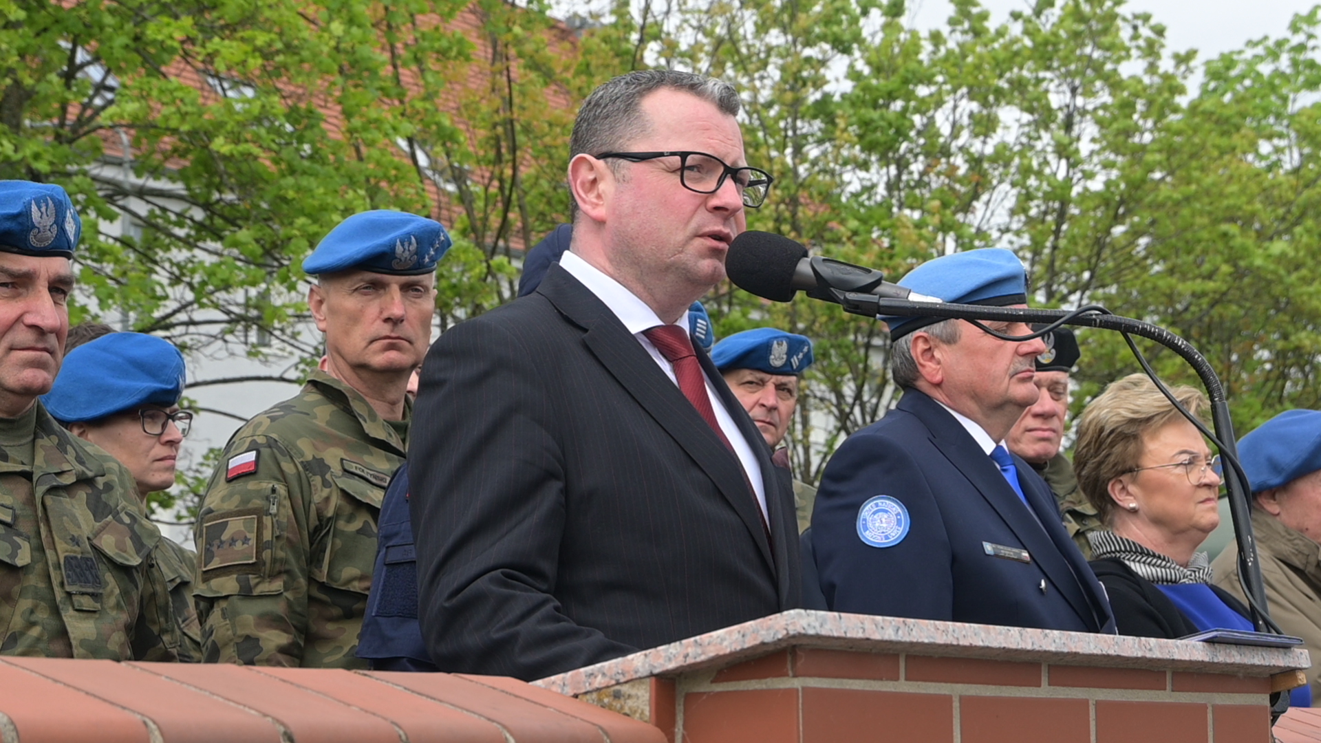 Prezydent Goliński przemawia, na drugim planie przedstawiciele wojska