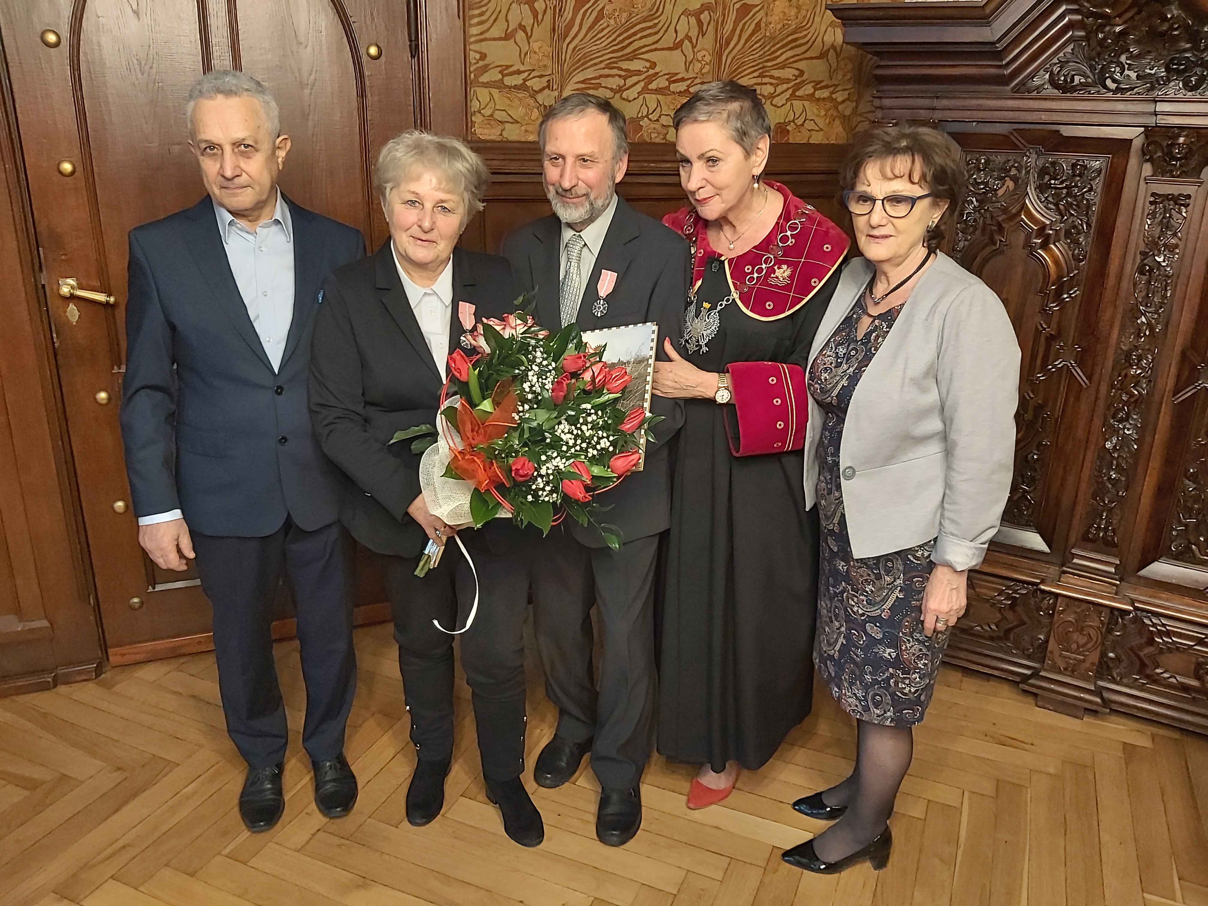 Na zdjęciu widzimy 5 osób, Prezydentkę Miasta, Jubilatów i Kierownik USC