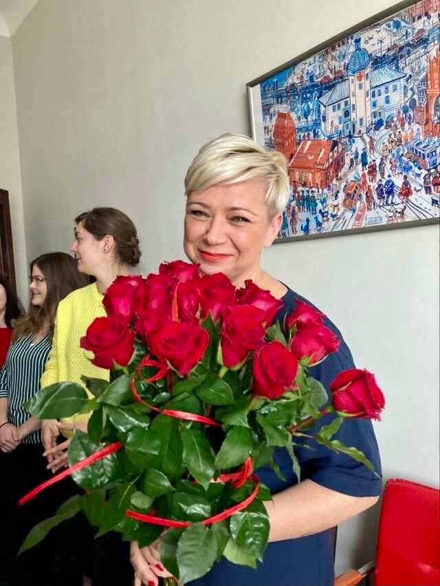 Na zdjęciu widzimy Katarzynę Guzewską trzymającą bukiet czerwonych róż