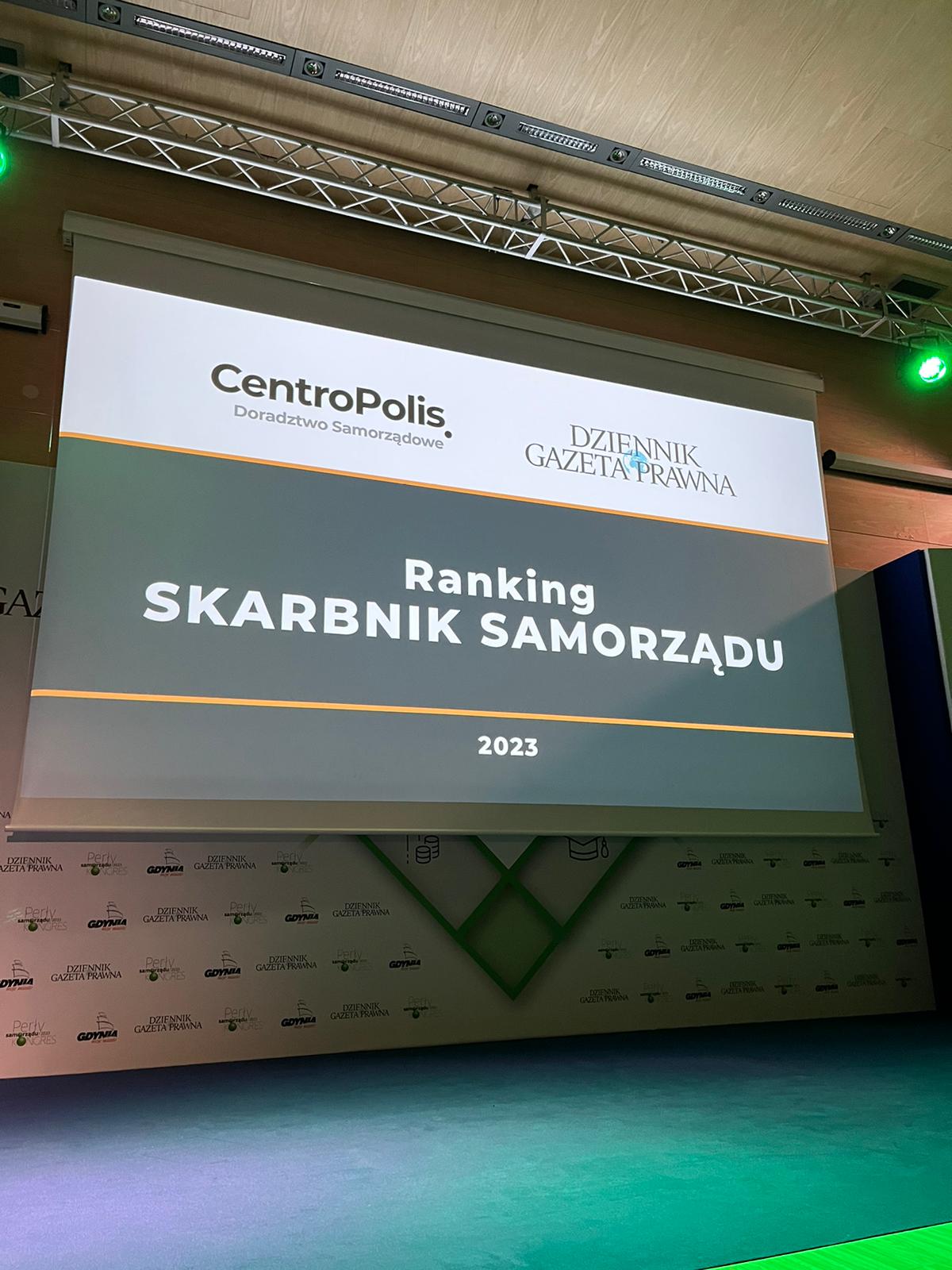 Widok na ścianę z wyświetlonym ekranem z napisem: Ranking Skarbnik Samorządu  2023