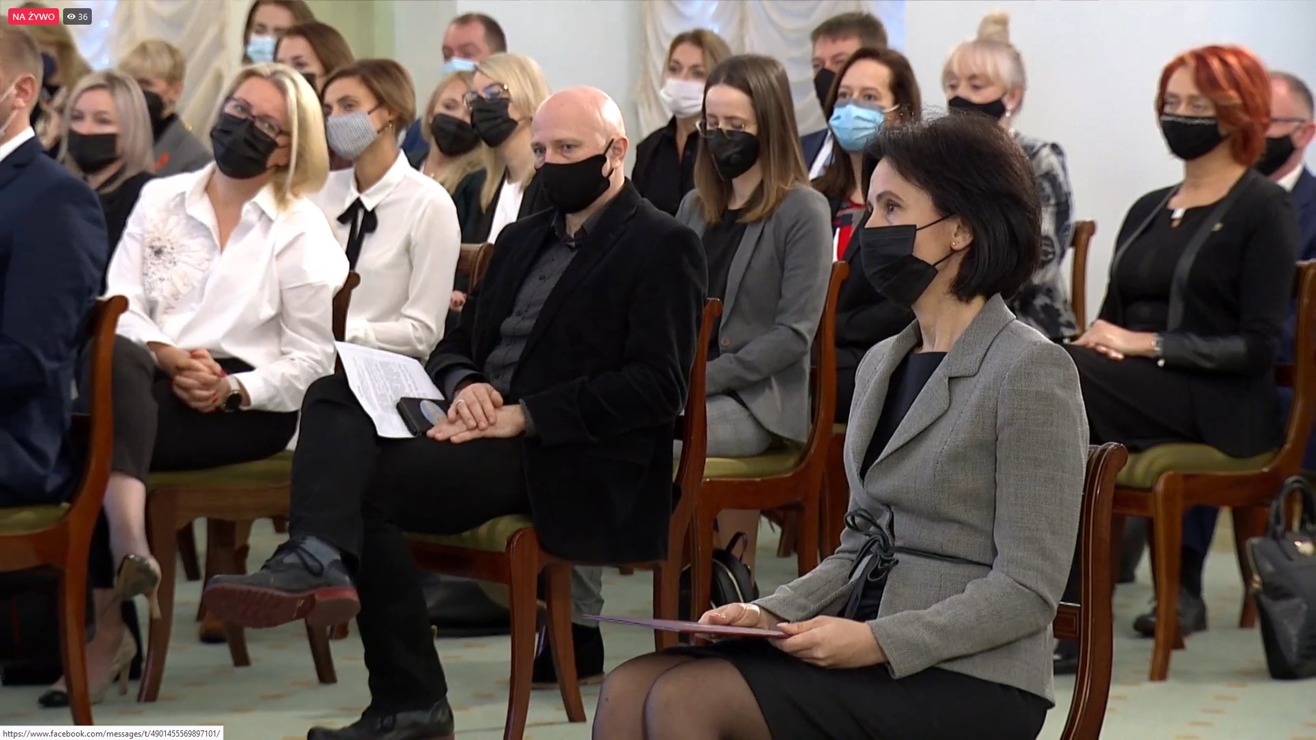 Na zdjęciu widzimy Laureatkę Katarzynę Mulawę, Dyrektora MOPR Słupska Marcina Tredera oraz innych gości uroczystości siedzących na krzesłach