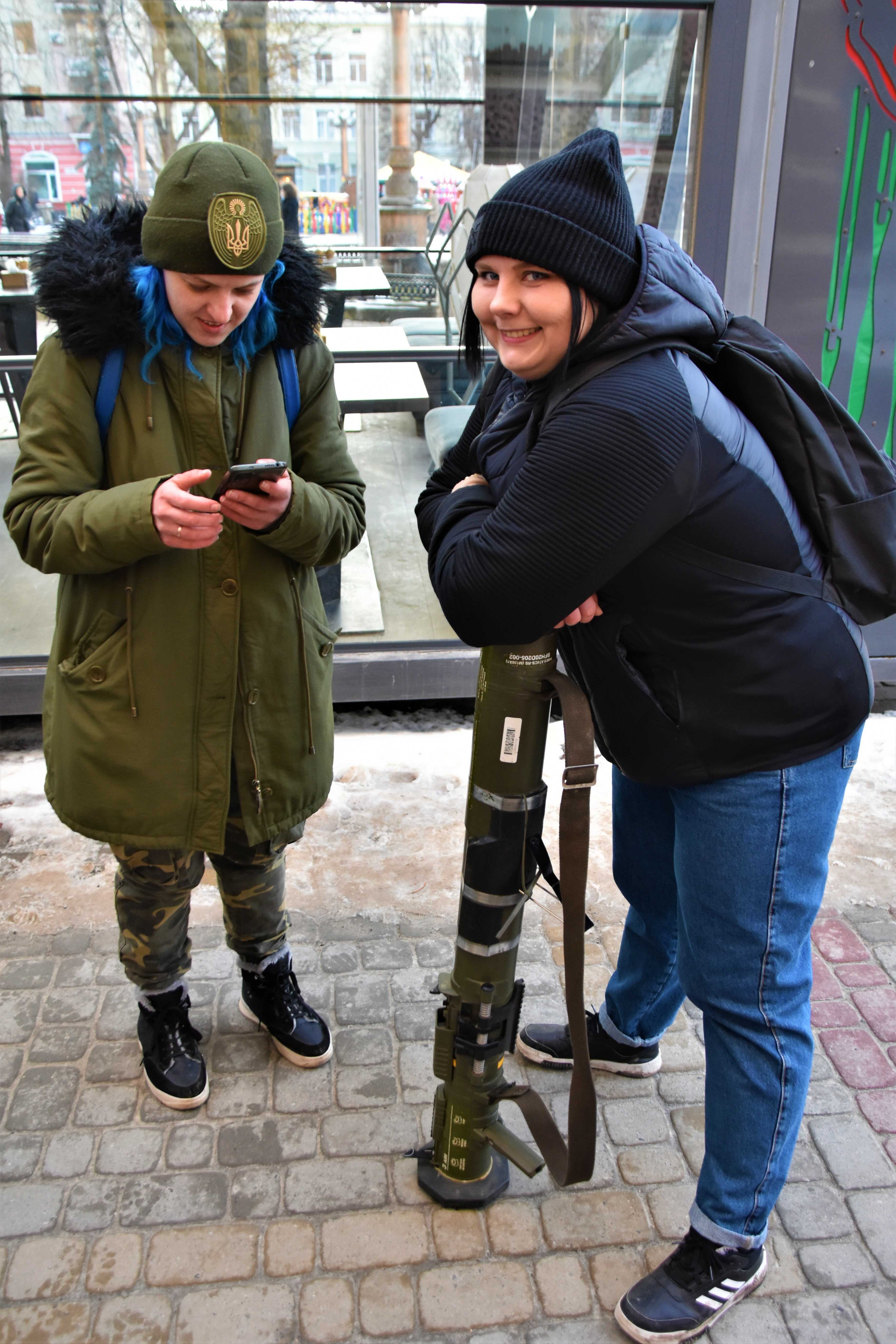 Dwie kobiety, jedna trzyma w dłoniach telefon