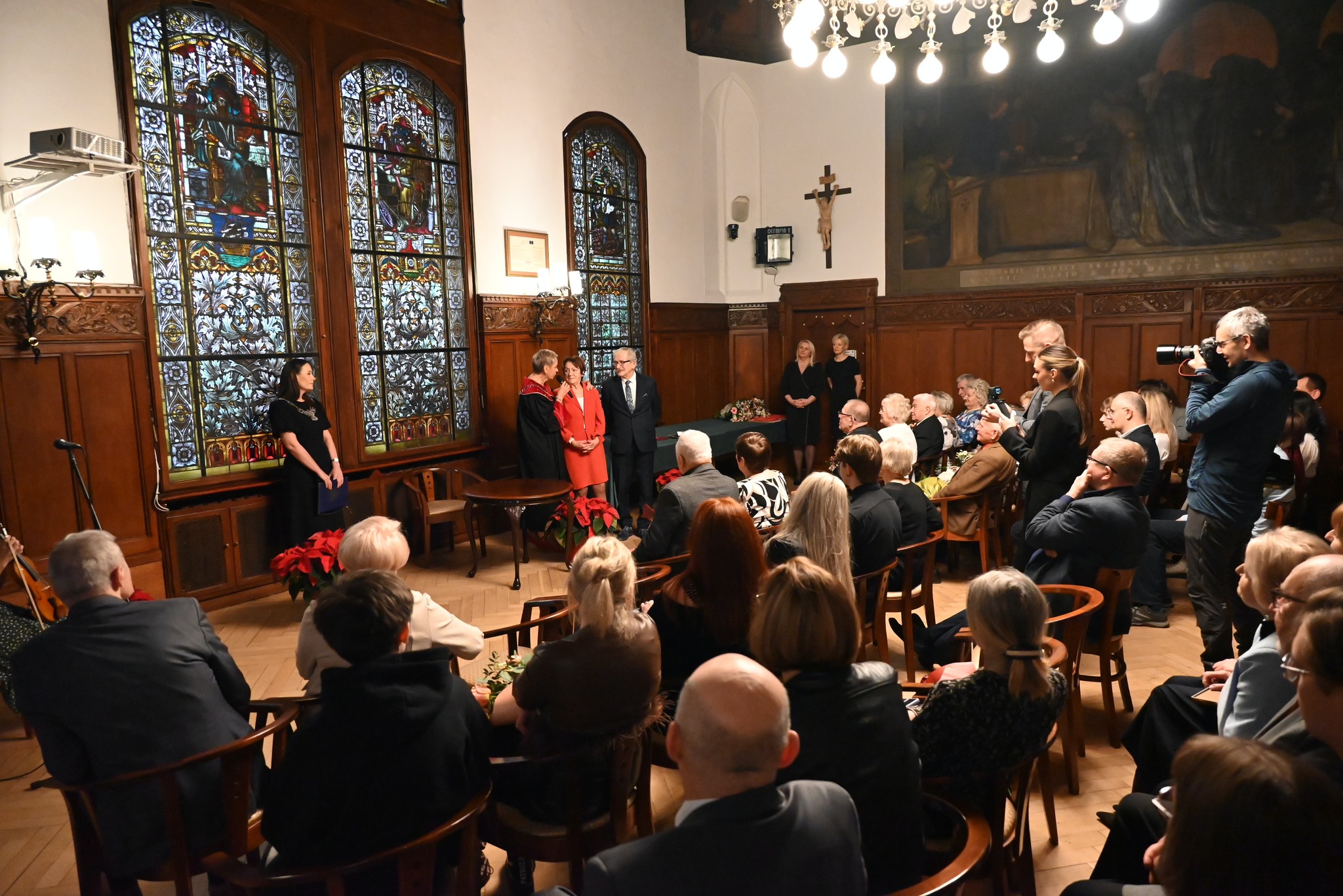 Rzut na salę z gośćmi i prowadzącymi uroczystość