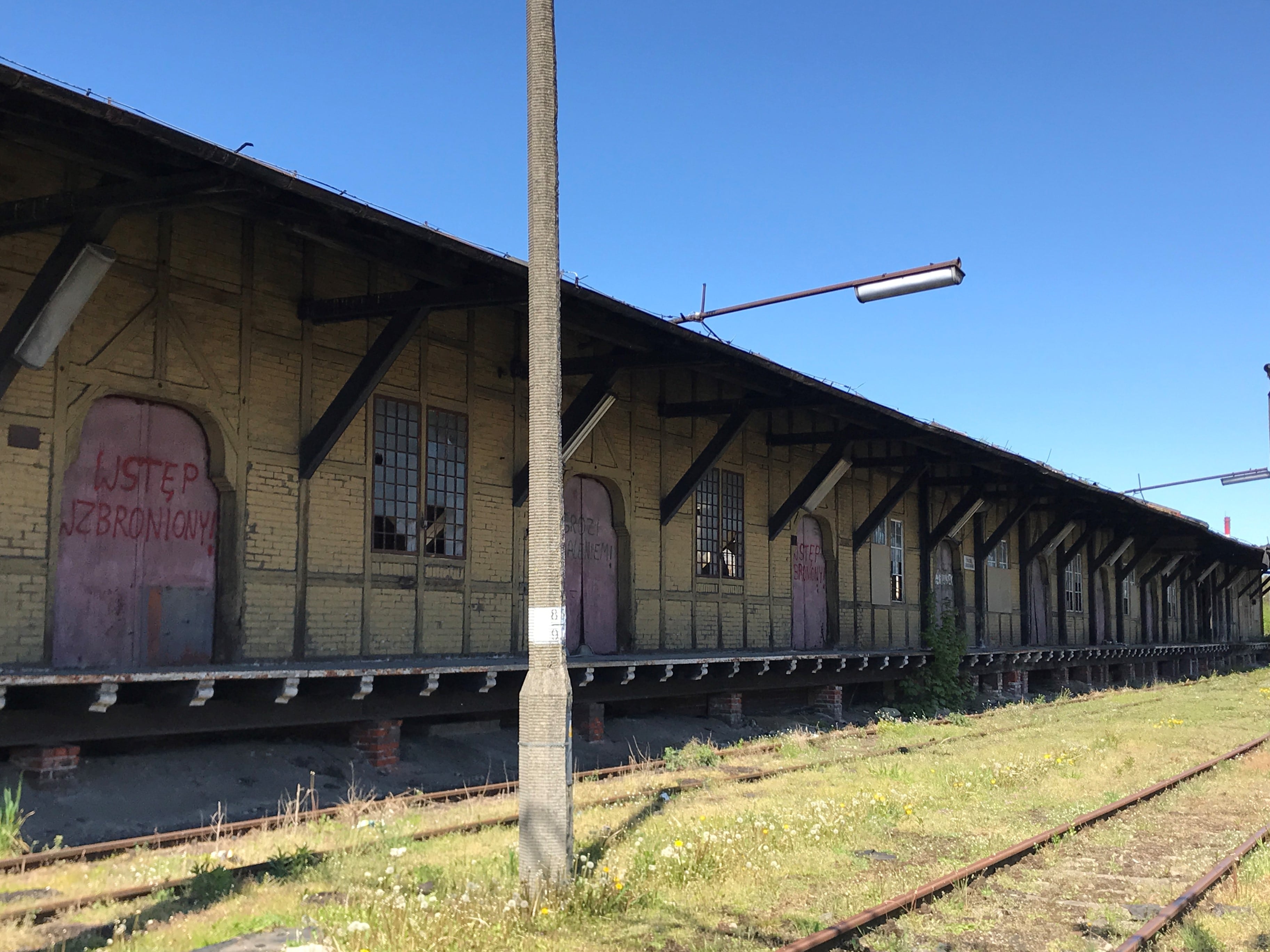 Ruiny starego budynku, oznaki wandalizmu, zaniedbany teren i nieruchomość