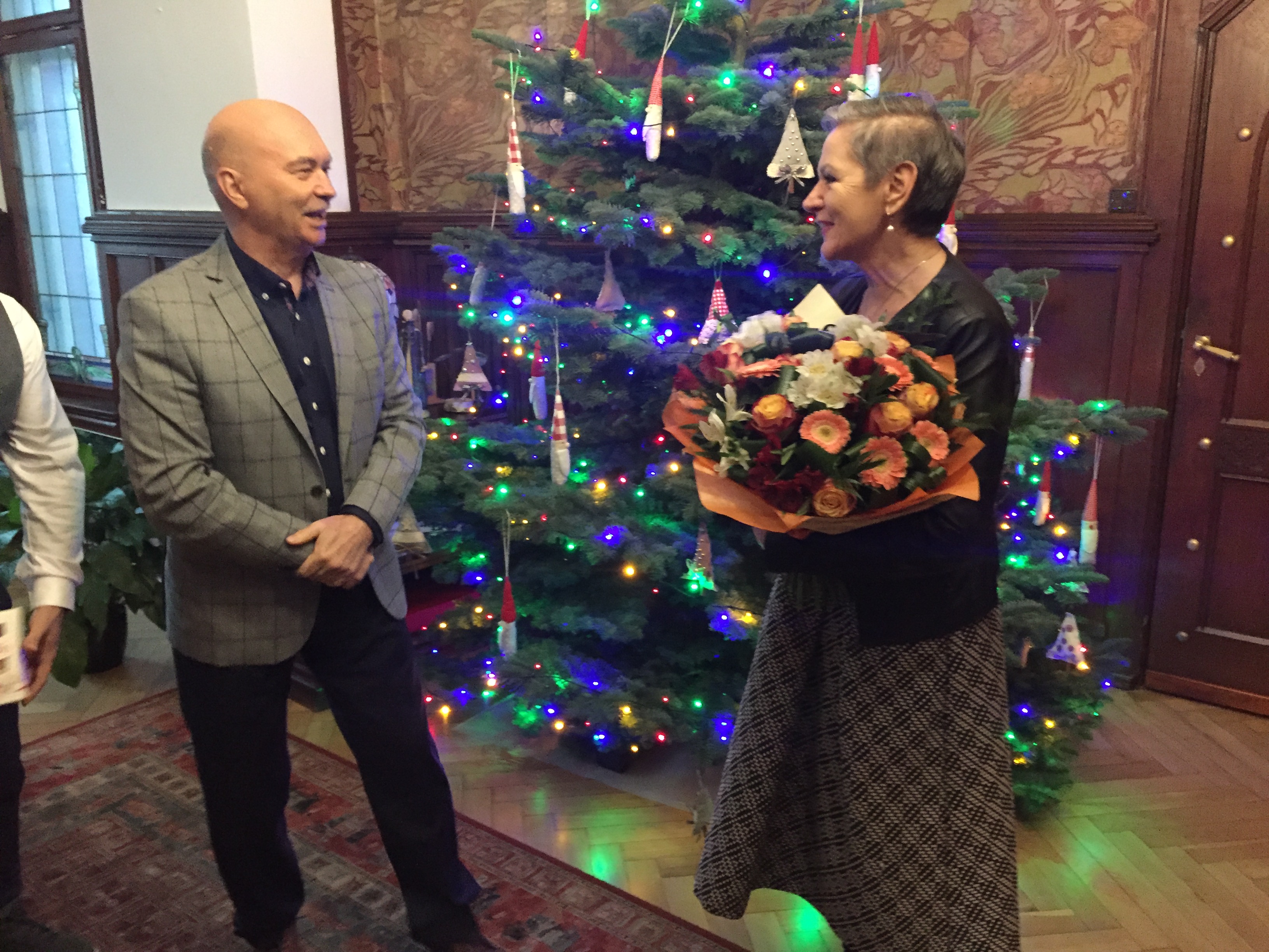Prezes Koseski z Prezydentką trzymającą kwiaty - w tle choinka