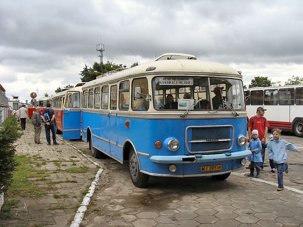 Specjalny, zabytkowy niebieski autobus, jakim będzie można przejechać się w sobotę 23 września