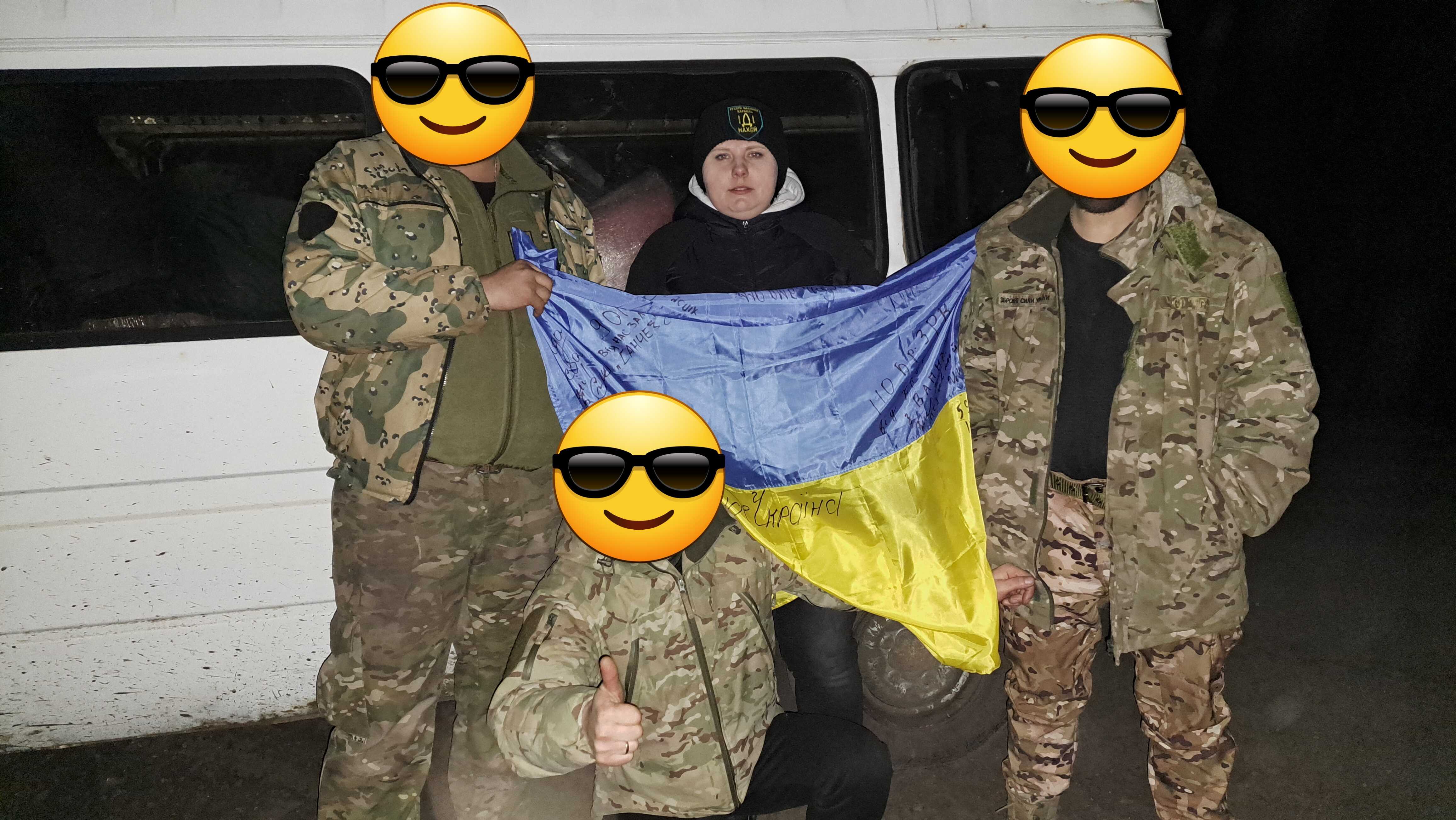 Troje żołnierzy z zasłoniętymi twarzami i jeden z pomocników