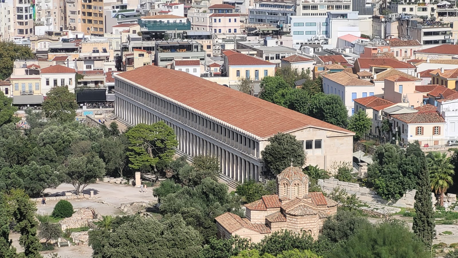 Widok na Ateny i architekturę miasta