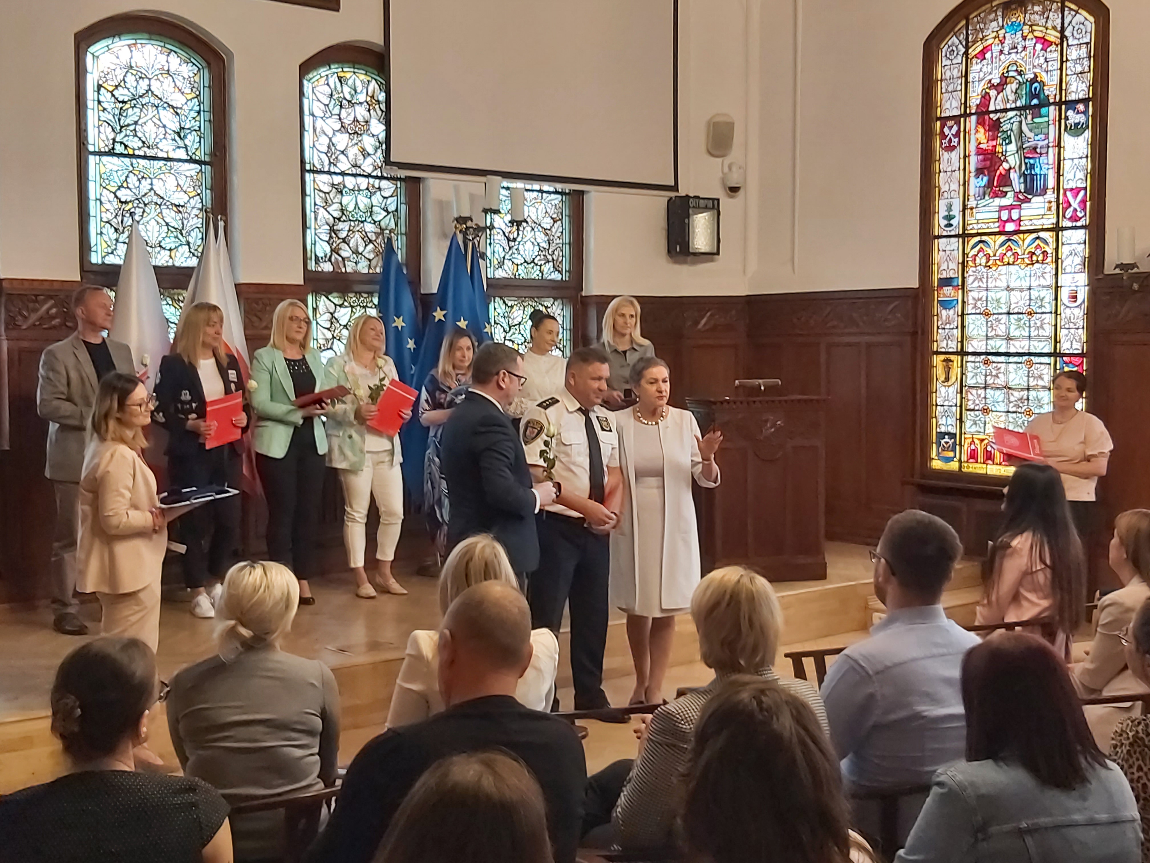 Prezydenci Miasta wręczają odznaczenie Strażnikowi Miejskiemu