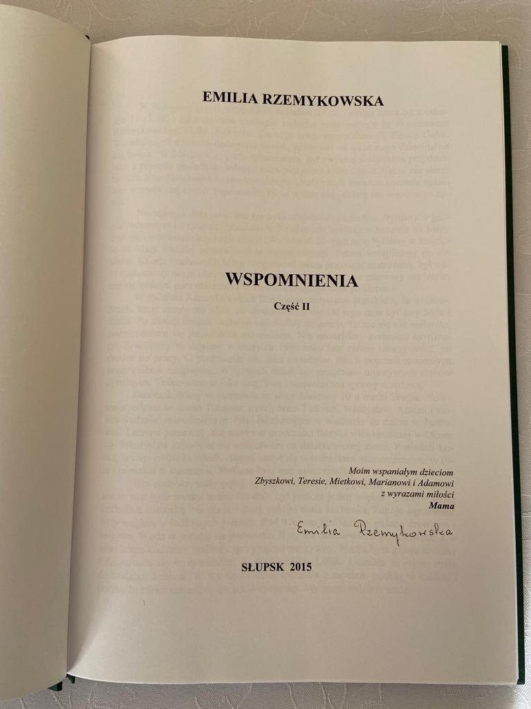 Na zdjęciu widzimy pierwszą stronę wspomnień napisamych przez Jubilatkę z jej autografem; "Wspomnienia" część II, Słupsk 2015 i  dedykacja dla dzieci i wnuków: Moim wspaniałym dzieciom  Zbyszkowi, Teresie, Mietkowi, Marianowi i Adamowi z wyrazami miłości Mama