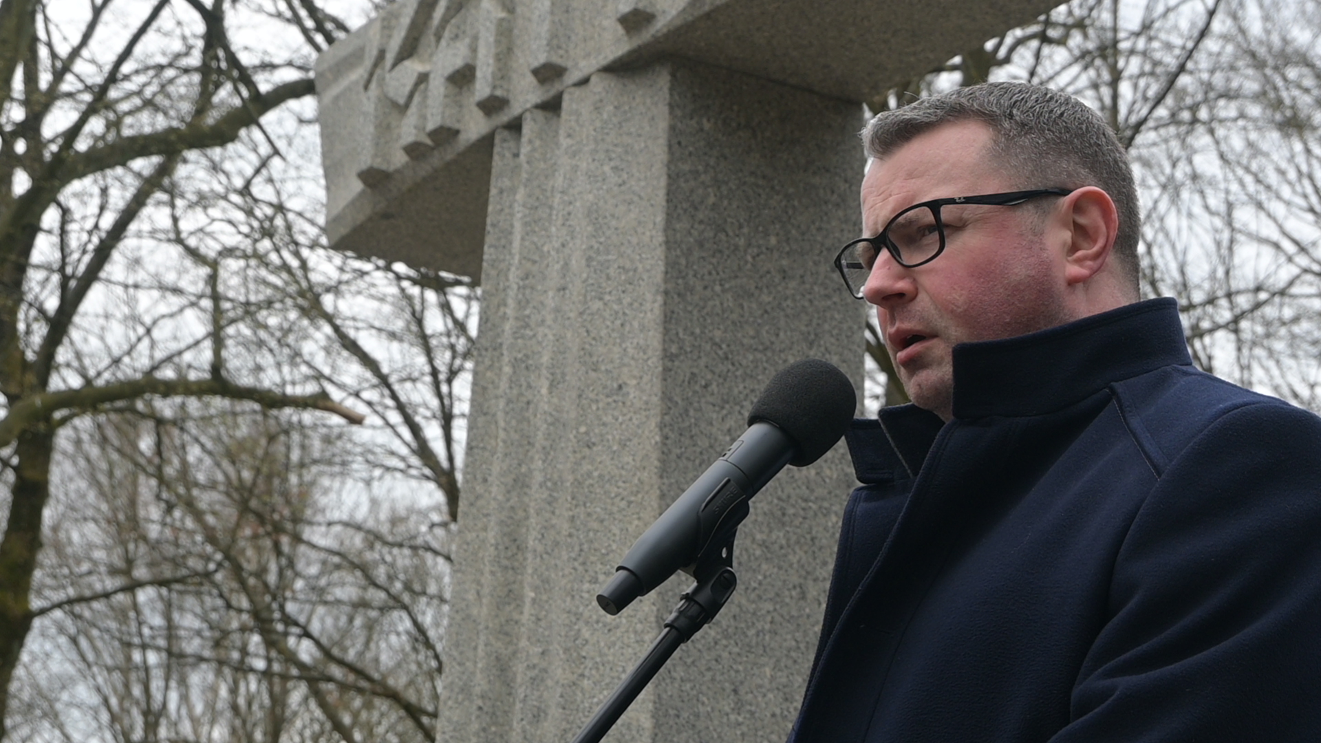 Prezydent Goliński przemawia, w tle Krzyż Katyński