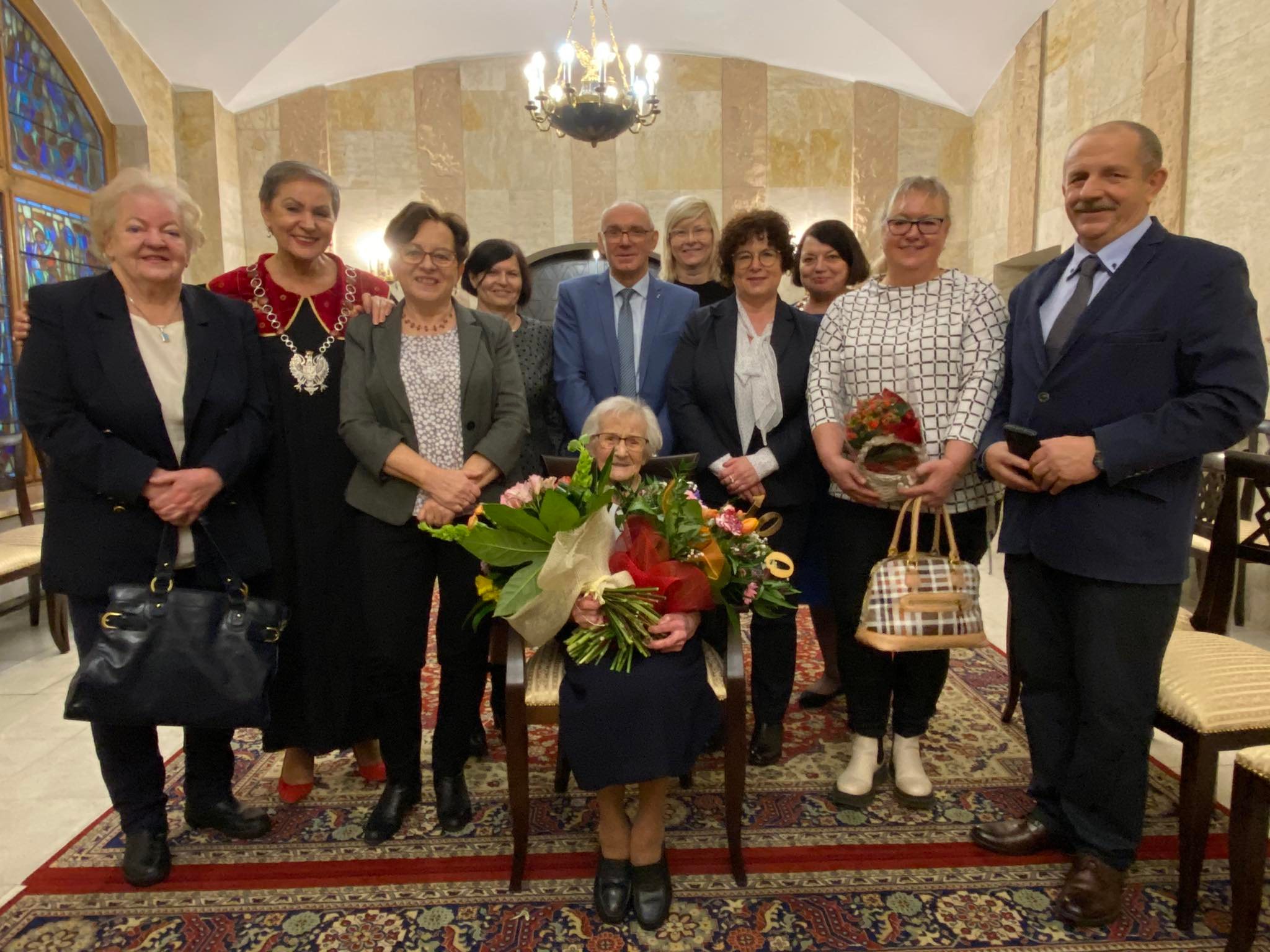 Na zdjęciu widzimy Jubilatkę, a wokół niej Blicy oraz Prezydentka Miasta i Kierownik USC