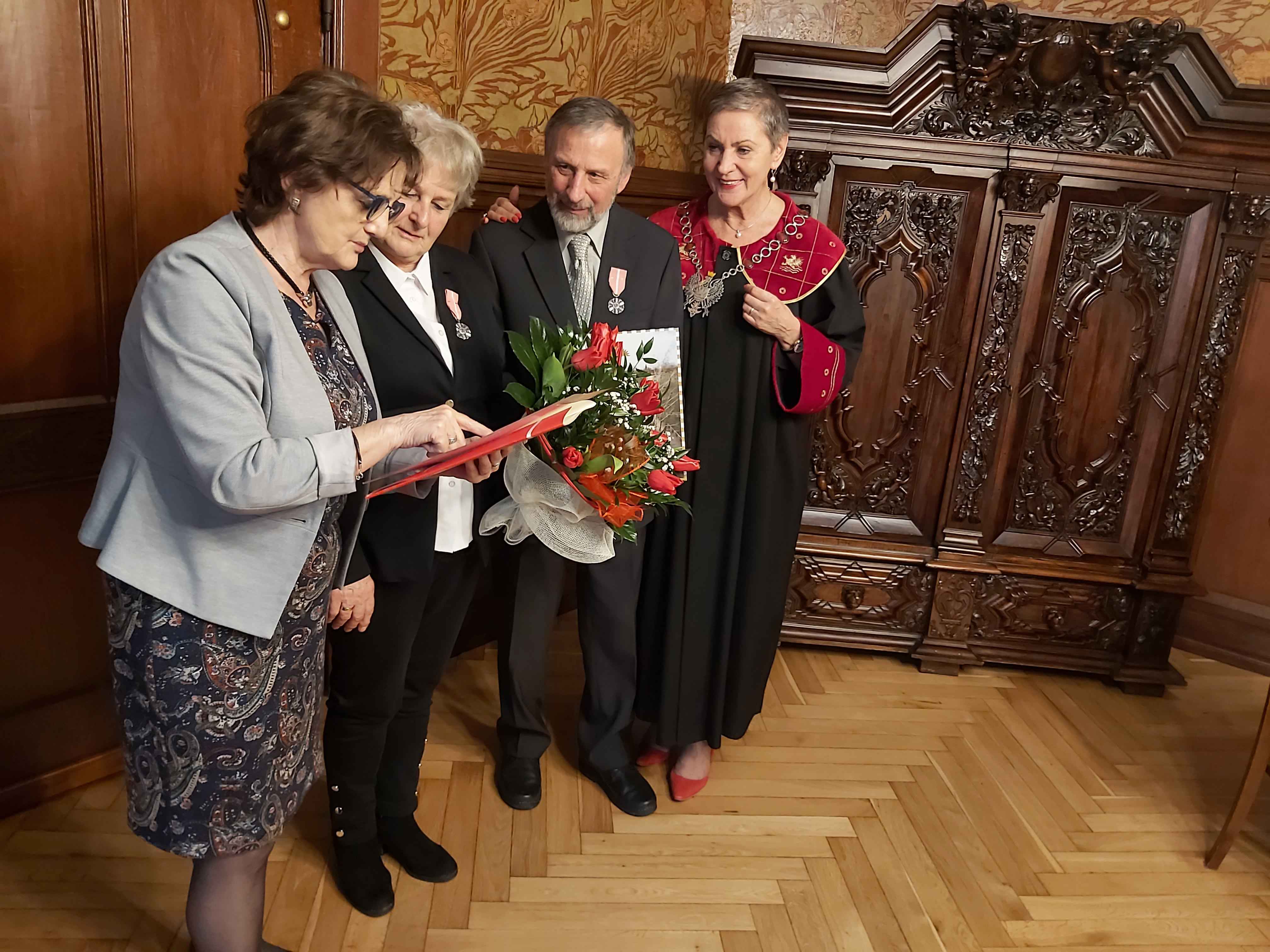 Na zdjęciu widzimy jak Kierownik USC wręcza Jubilatom skrócony odpis aktu małżeństwa, towarzyszy im Prezydentka MIasta