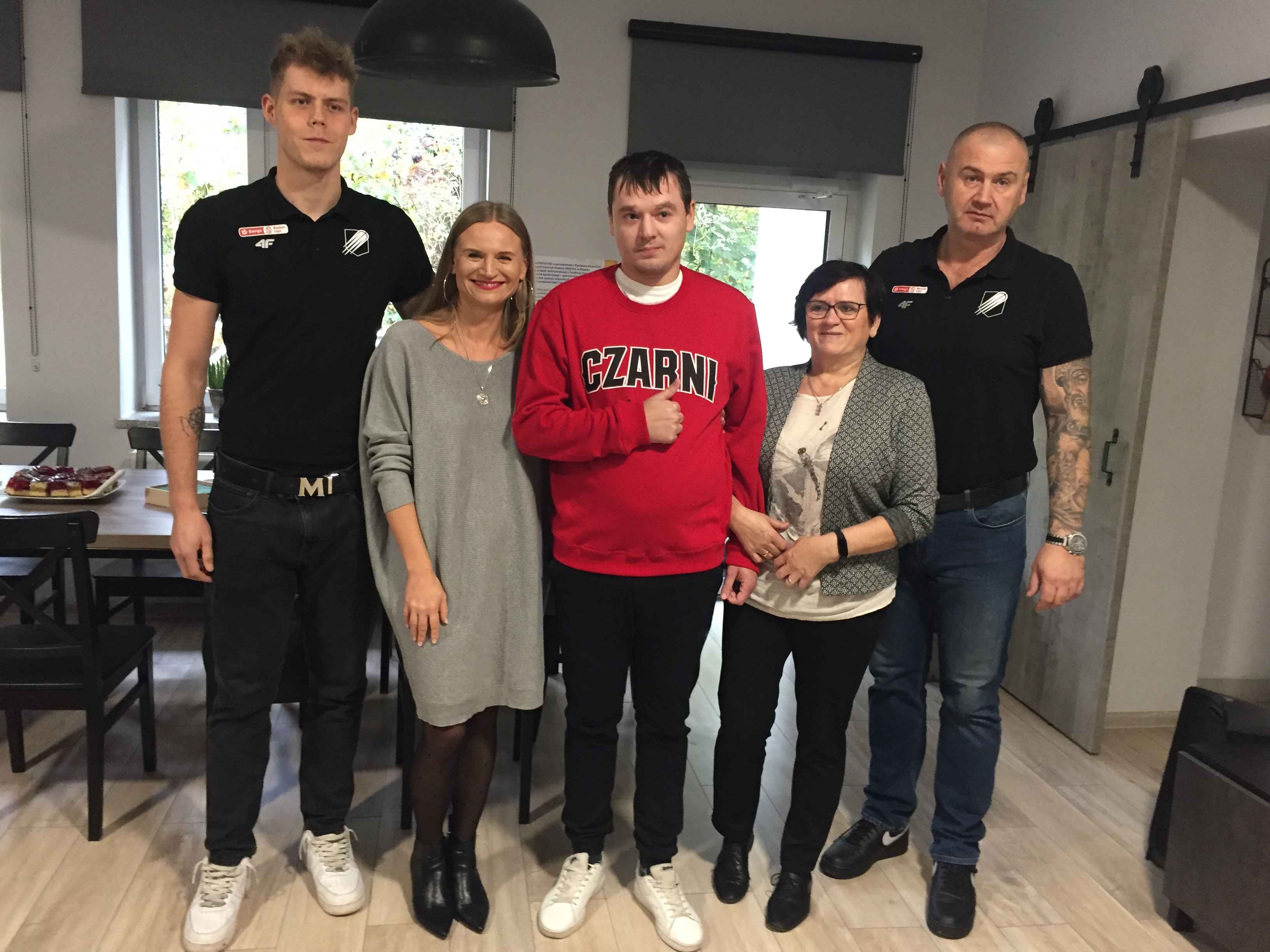 Marcin w bluzie CZARNYCH razem z Wiceprezydentką Makuch, koszykarzem Czarnym Gracjanem  Kołodziejem, Pełnomocnikiem Prezydentki Miasta Rafałem Szymańskim oraz Dyrektorem Sportowym Czarych Robertem Jakubiakiem