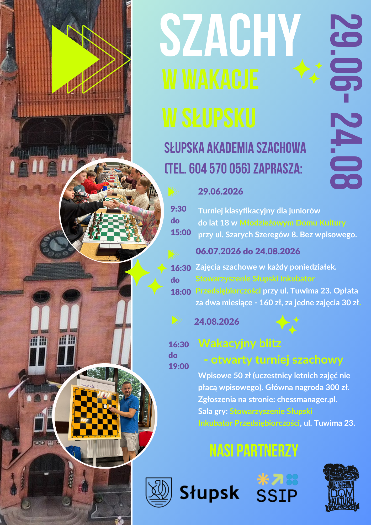 Plan zajęć szachowych w wakacje, jak w treści poniżej plakatu, na zdjęciu ratusz, Grzegorz Hilarecki i tablica szachowa