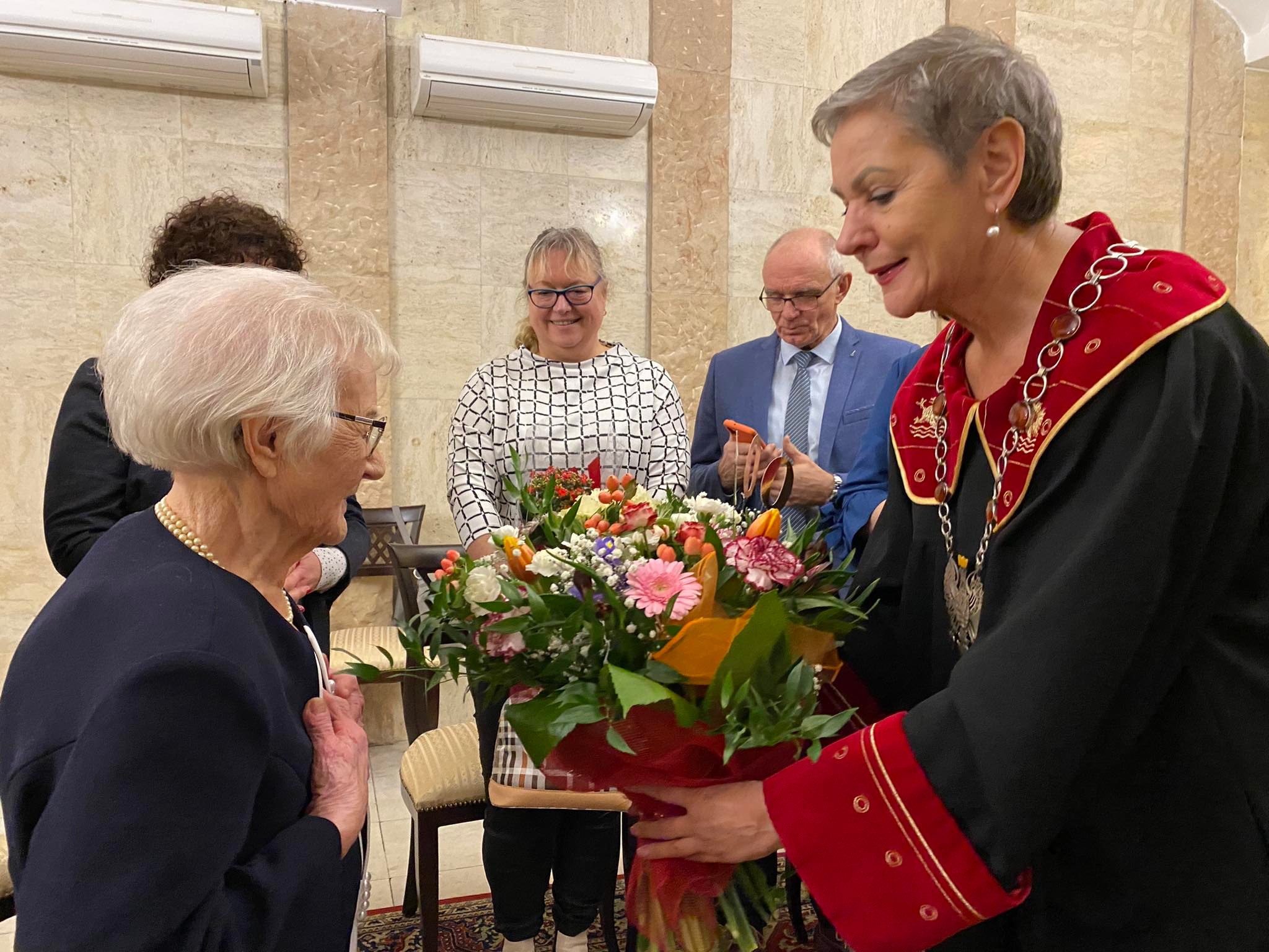 Prezydentka Miasta wręcza kwiaty Jubilatce
