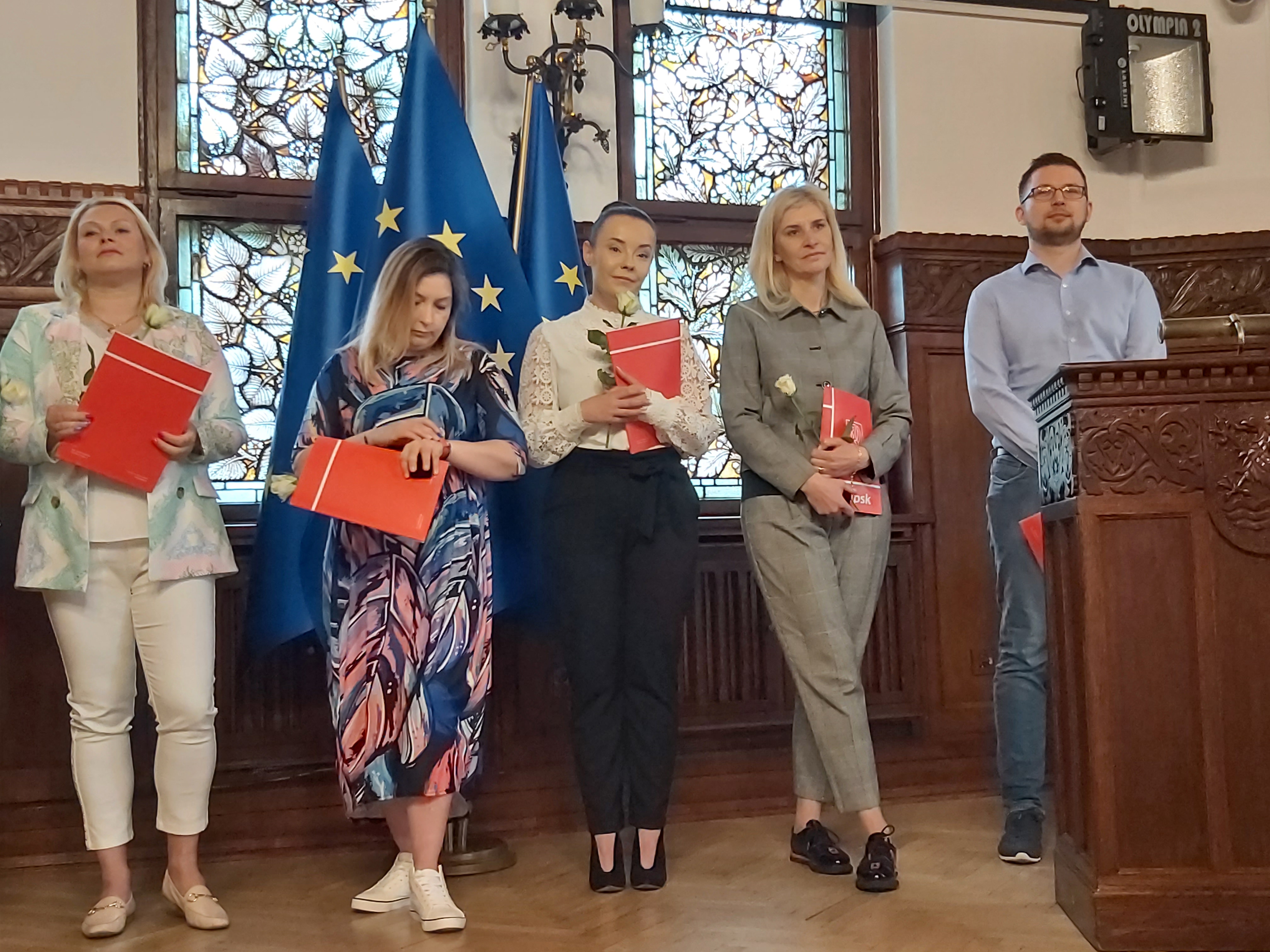 Na podeście widzimy  5 wyróżnionych urzędników