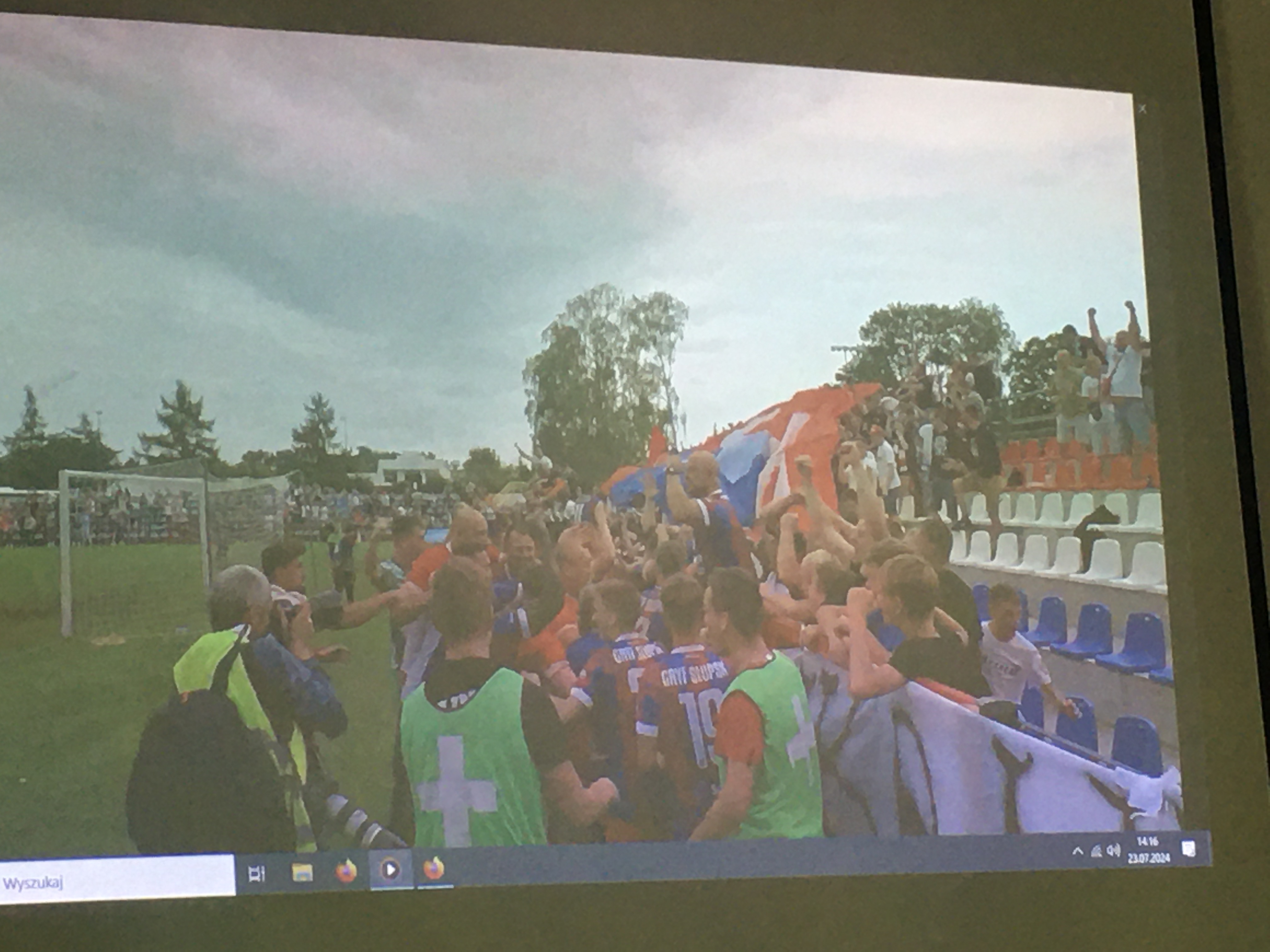 Scena radości na filmie kibiców i zawodników Gryfa