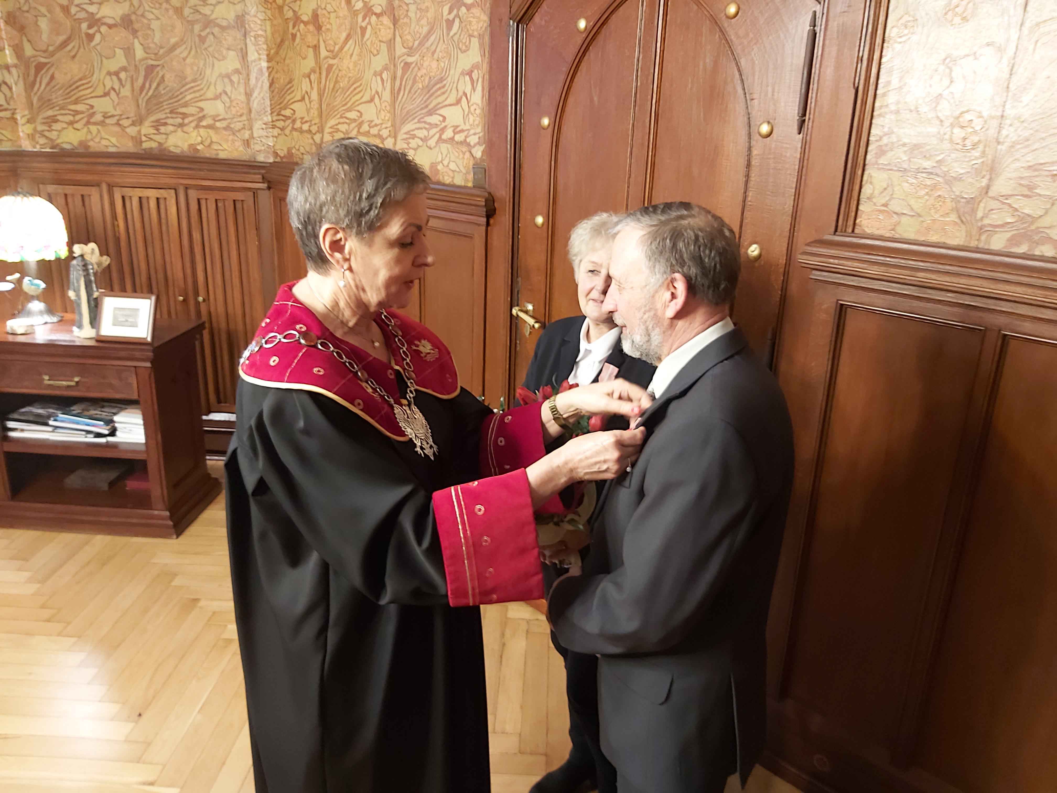 Prezydentka MIasta wpina medal w klapę marynarki Jubilata; obok- Jubilatka