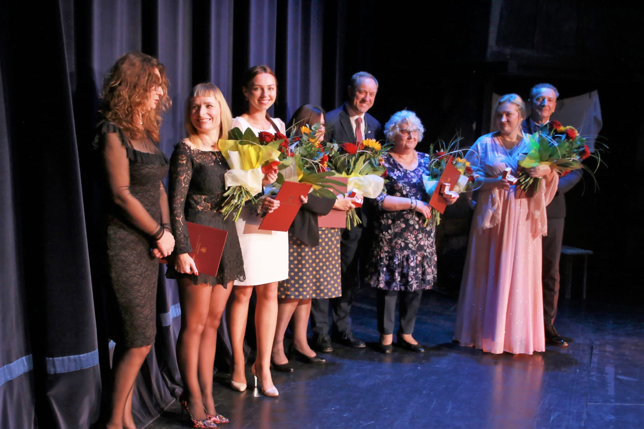 Na scenie widzimy 8 osób, w tym Laureatkę Panią Kasię oraz Marszałka Woj.Pomorskiego