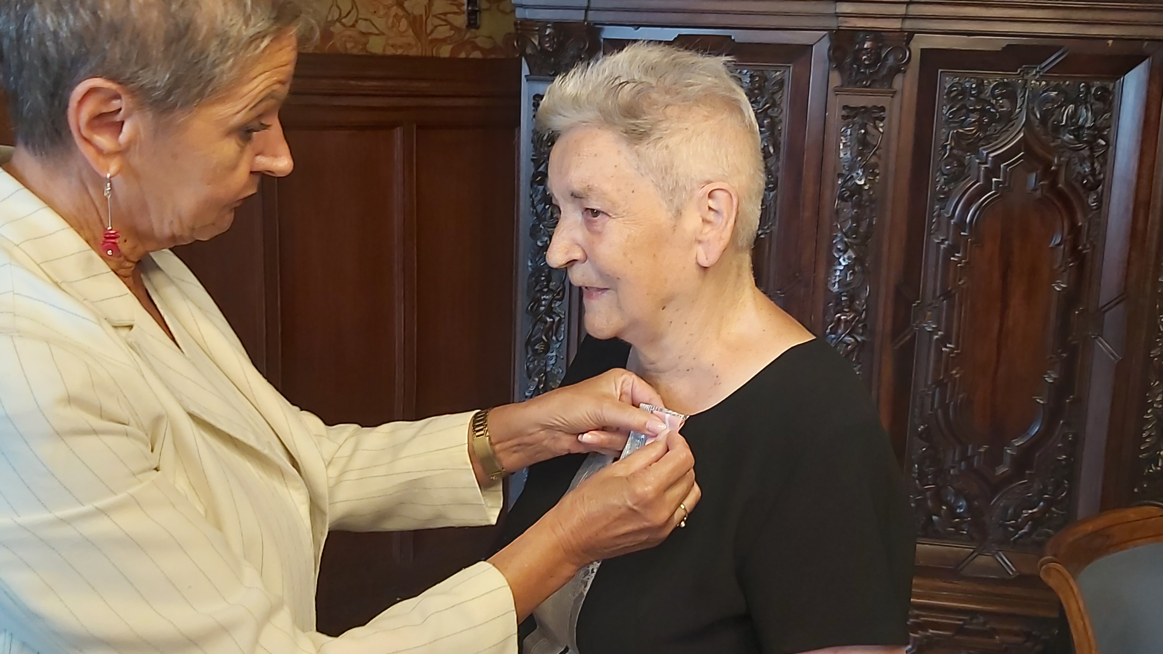 Pani Prezydent przypina medal Jubilatce