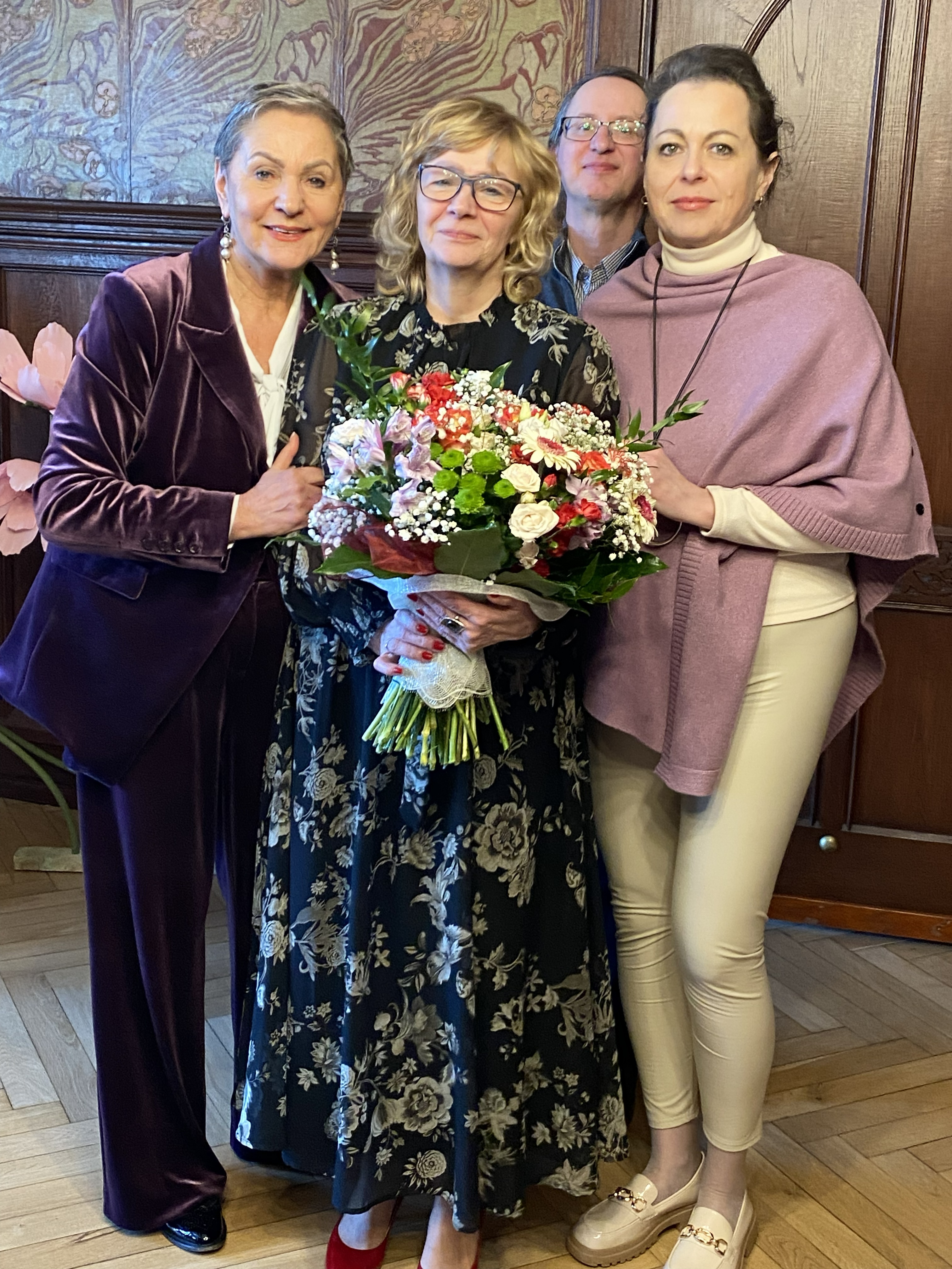 Pani Prezydent z Panią Staniuk trzymają bukiet kwiatów oraz Dyrektorka i Zastępca Dyrektora COM