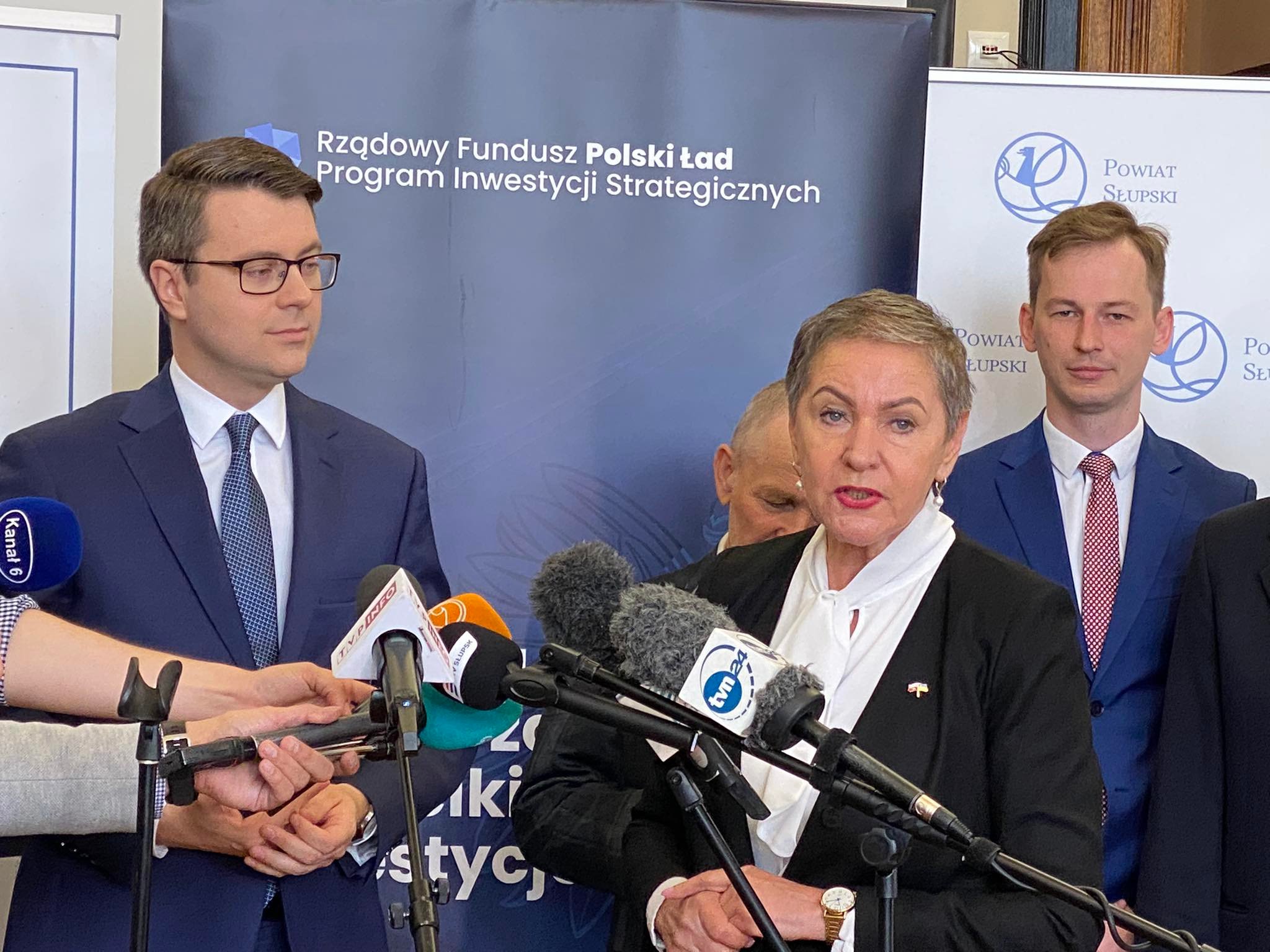 Na zdjęciu widzimy Prezydenktę MIasta, Posła na Sejm RP oraz radnych PiSu, przed mówicami mikrofony dziennikarskie