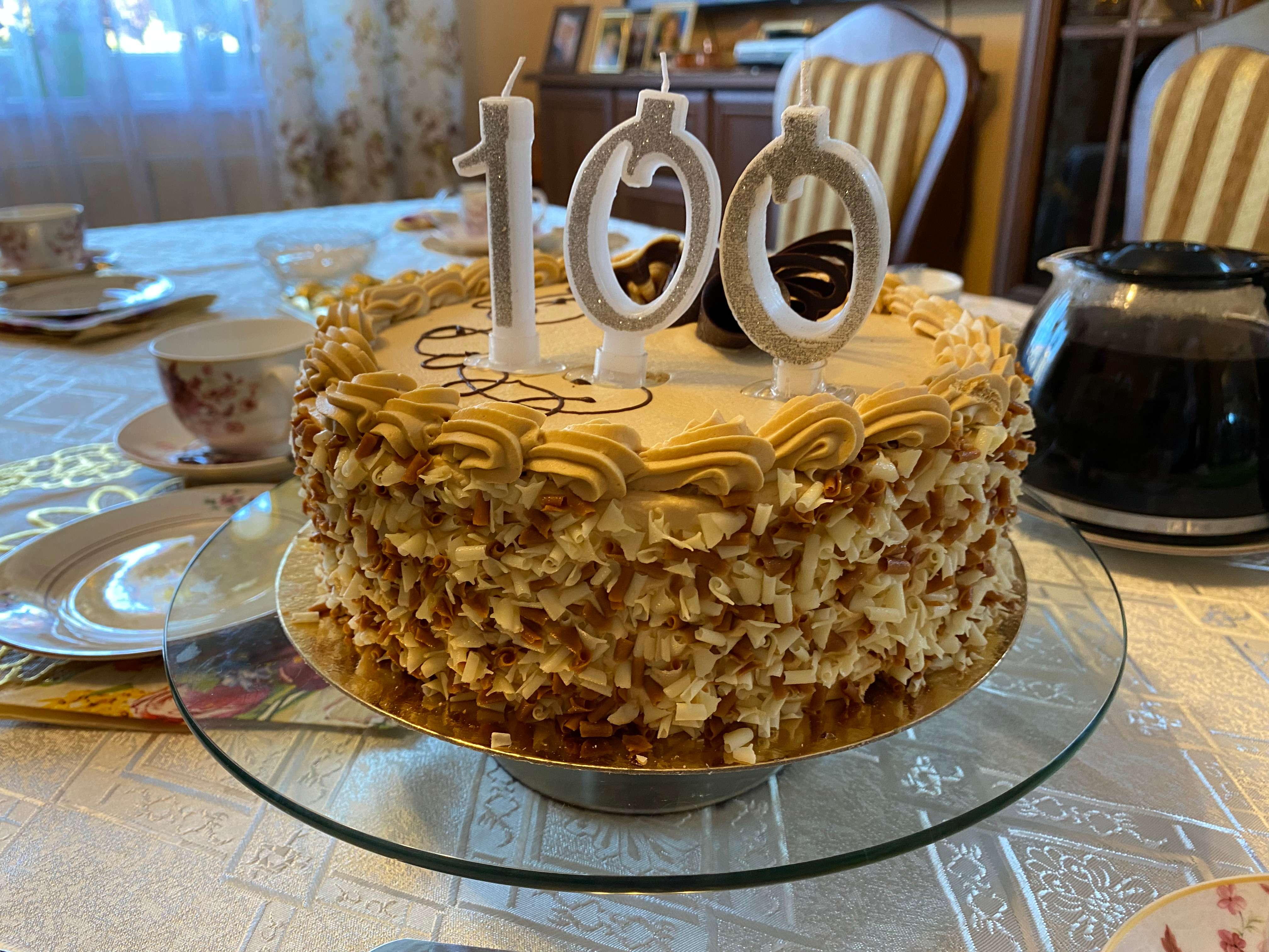 Na zdjęciu widzimy tort urodzinowy z liczbą 100