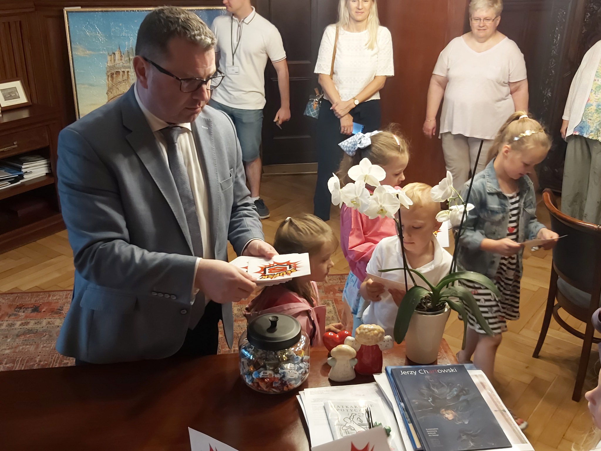Wiceprezydent Golińśki z przedszkolakami w gabinecie prezydenckim