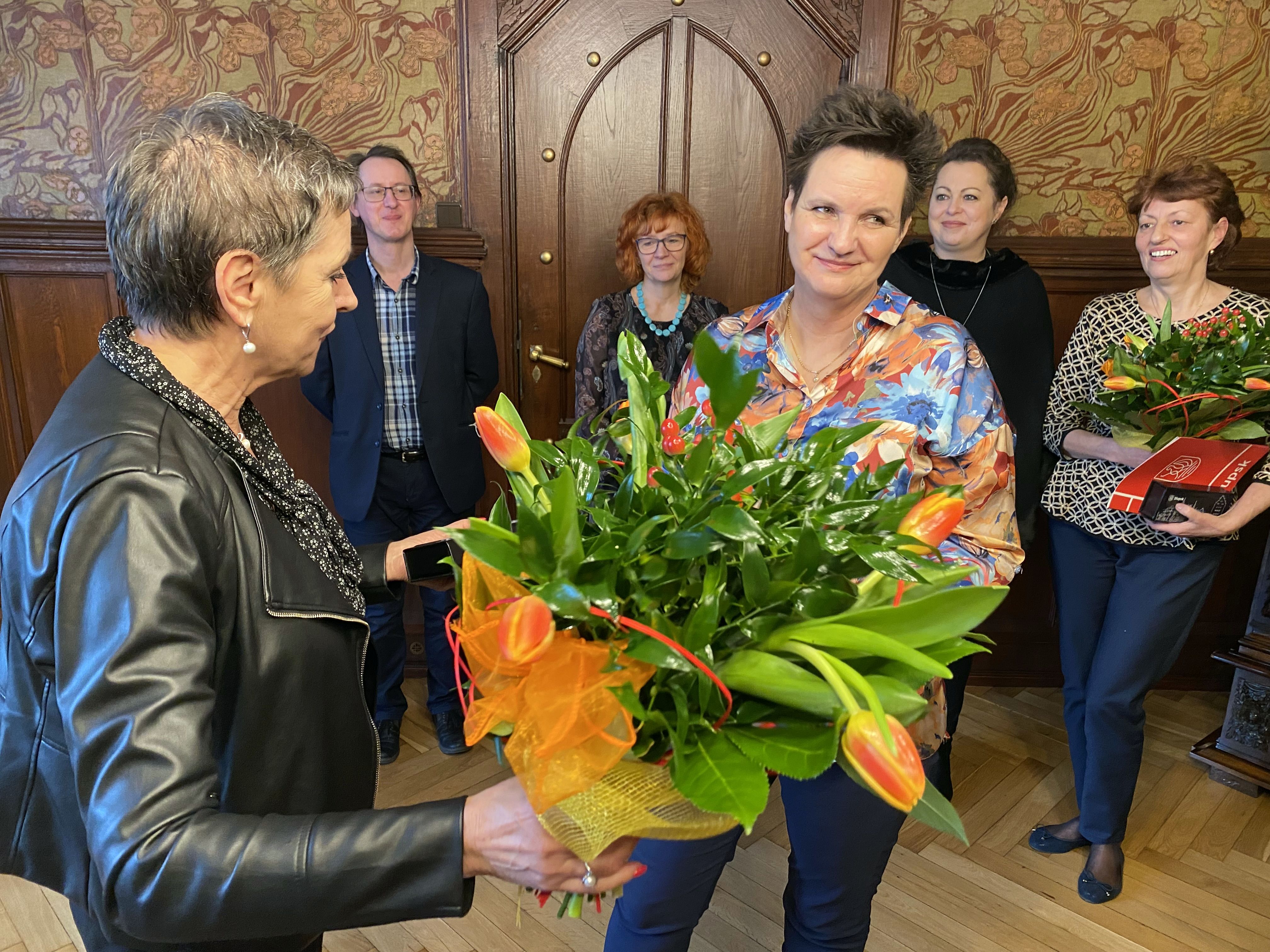 Prezydentka Miasta wręcza kwiaty Pani Jolancie Siwińskiej, w tle pozostali uczestnicy