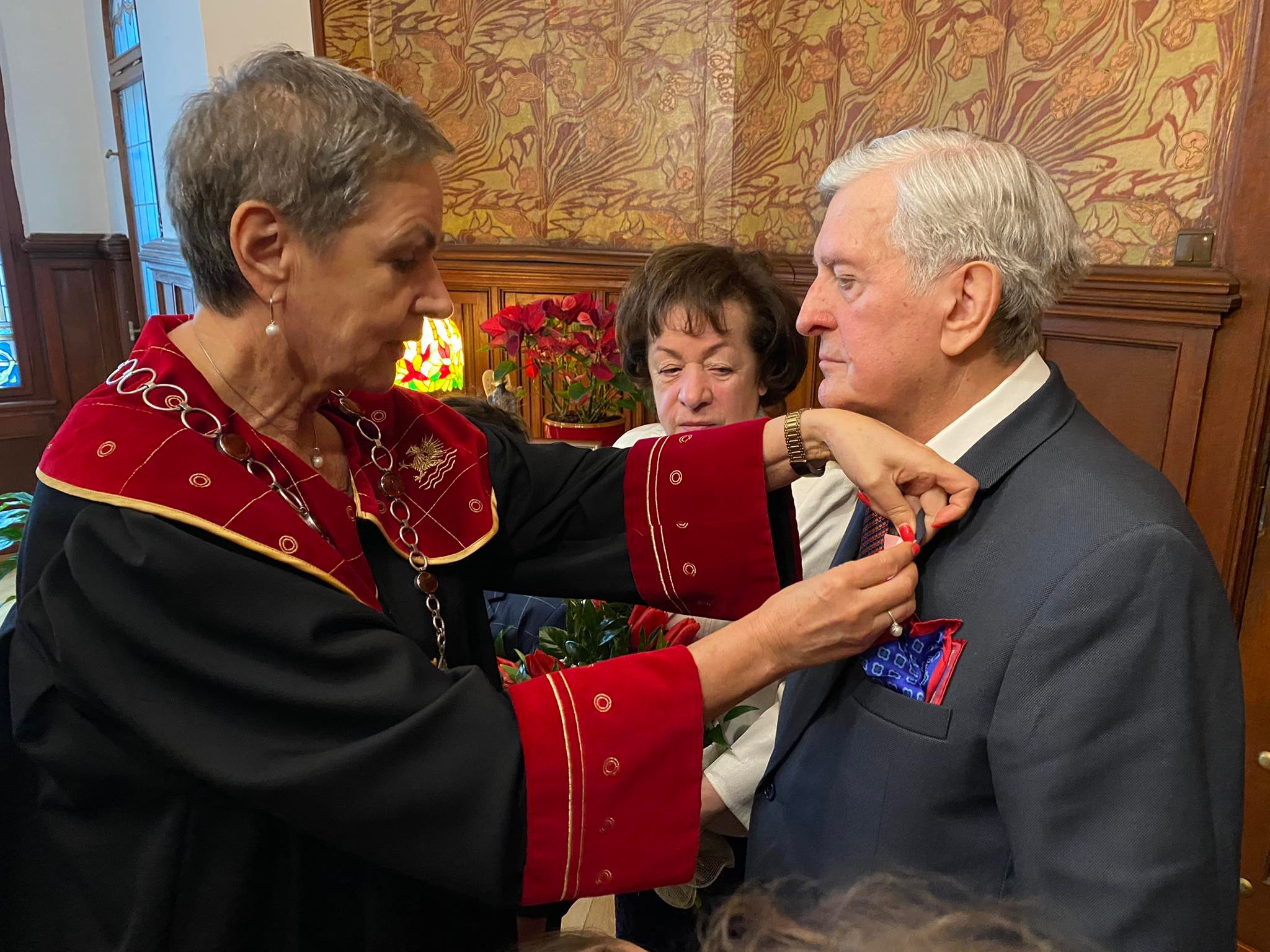Prezydentka MIasta wpina medal w klapę marynarki Jubilataa