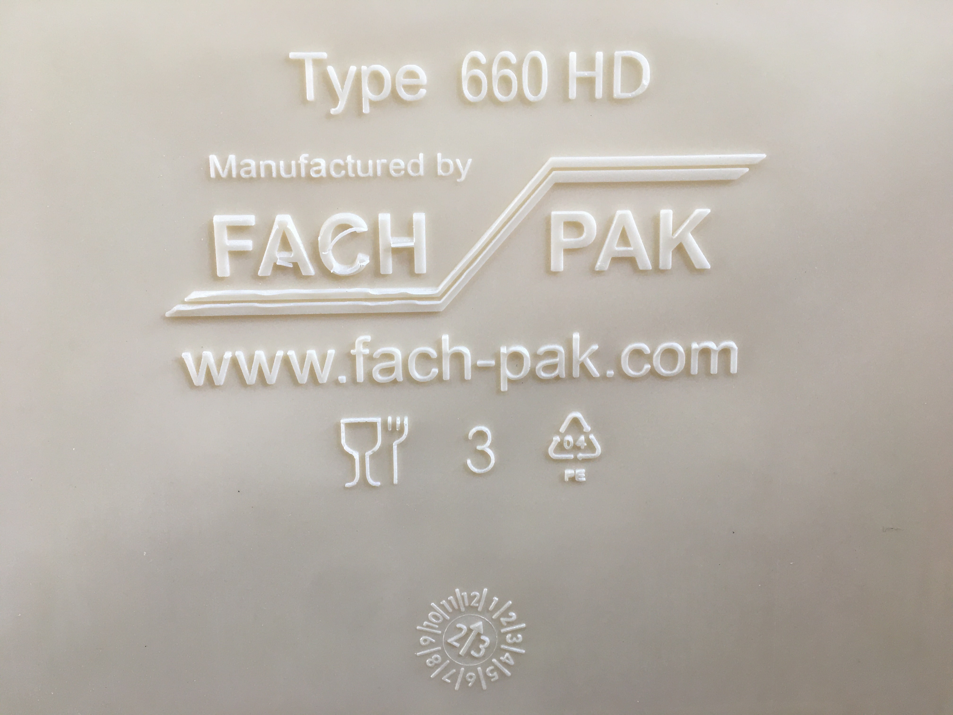 Logo Firmy wraz z adresem www.fach-pak.com wytłoczone na pojemniku