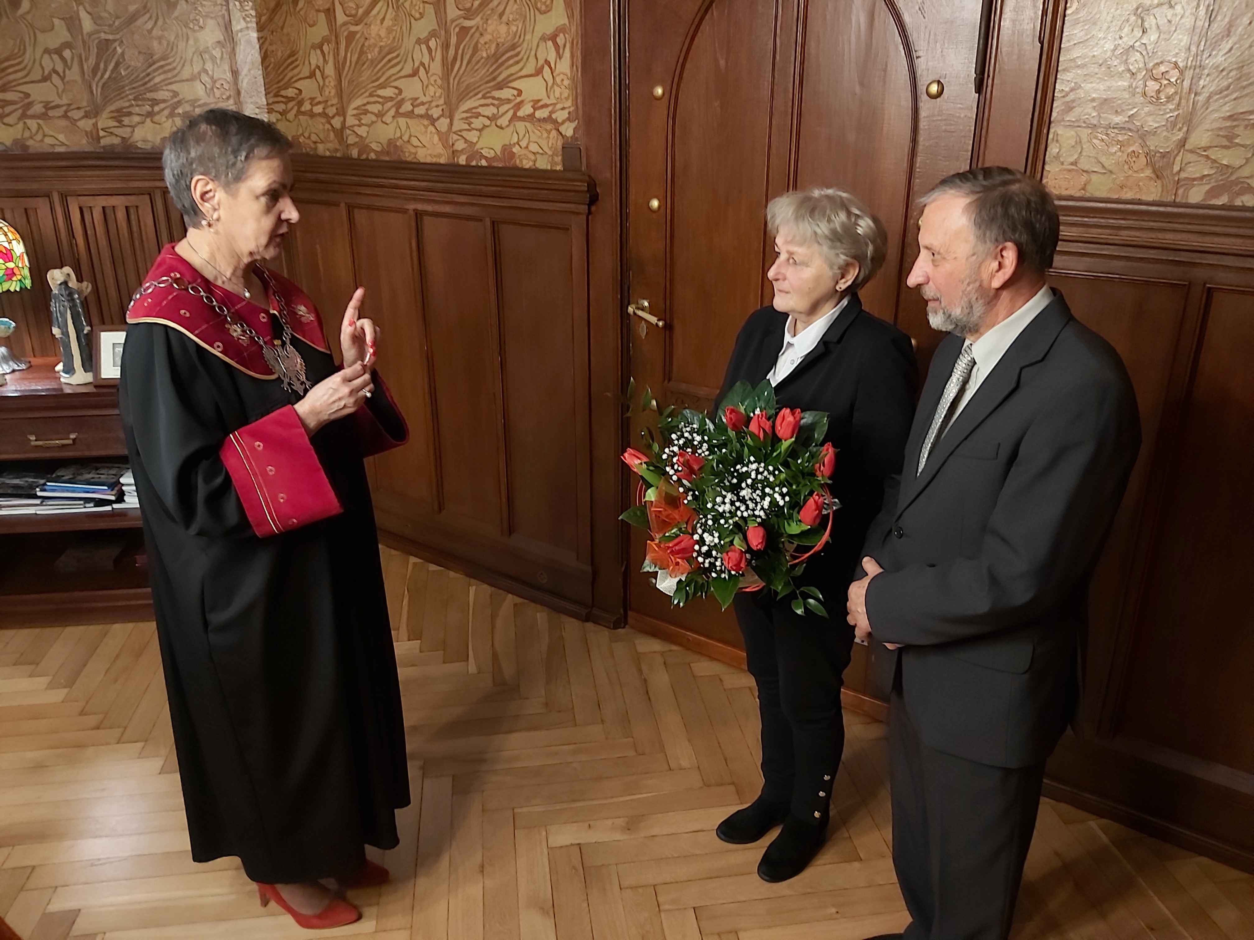 Prezydentka Miasta składa życzenia Jubilatom, Jubilatka trzyma bukiet kwiatów