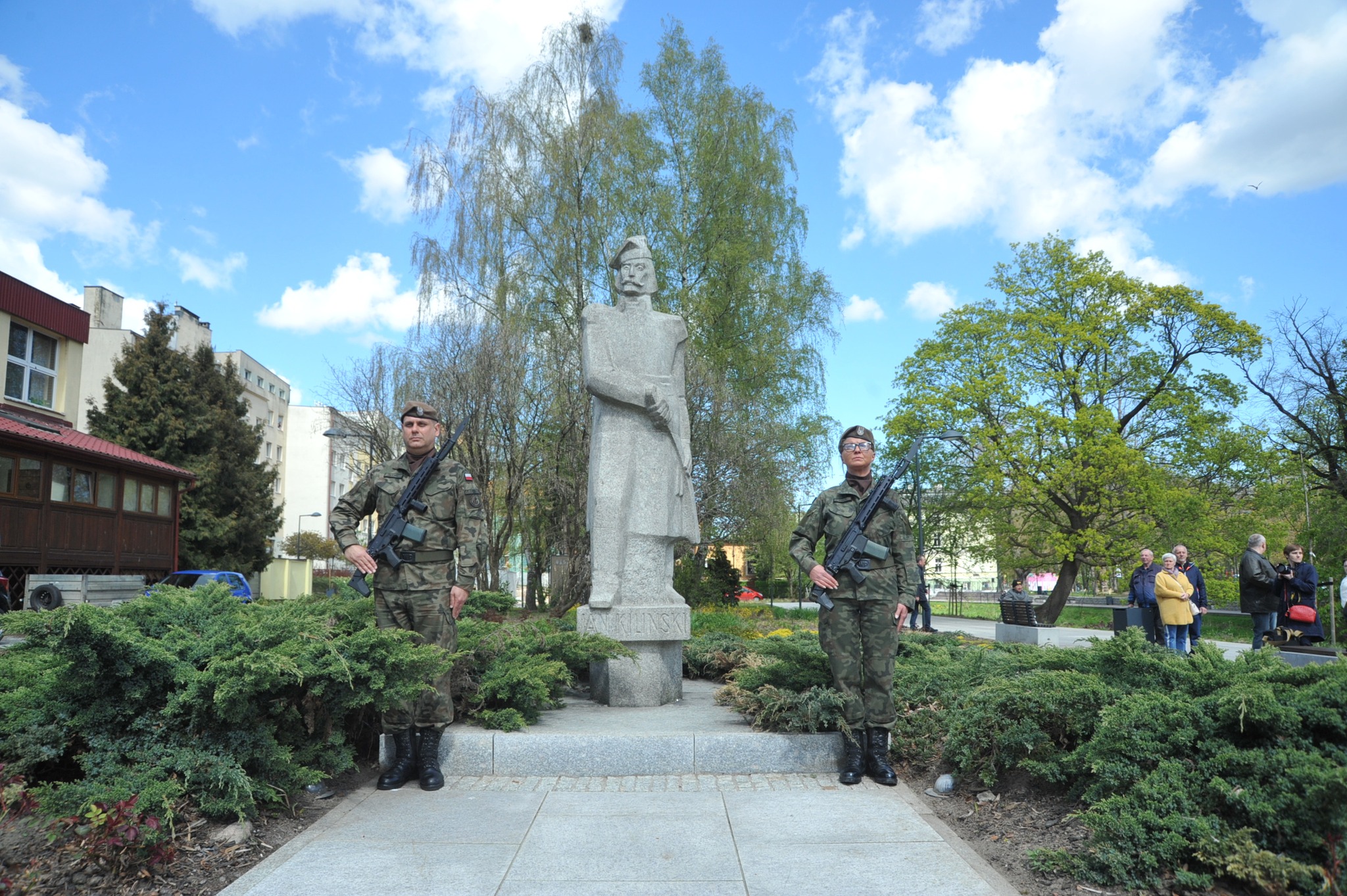 Pomnik jana kilińskiego i asysta żołnierzy