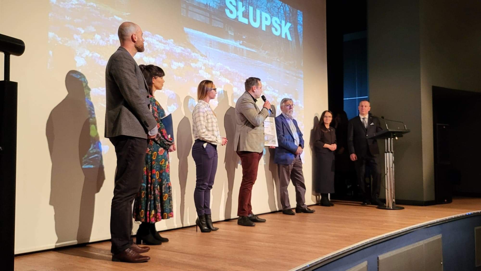 Reprezentanci Słupska na scenie odbierają nagrodę dla naszego miasta