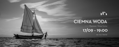 zdjęcie czaro białe ,tafla wody na niej żaglówka i obok trzymający się za masz mężczyzna