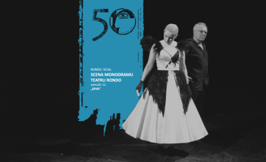 ciemna grafika kobieta ze spuszczoną głowa w długiej, białej sukni trzyma za rękę starszego mężczyznę w tle niebieski plakat teatralny , tekst jak w treści