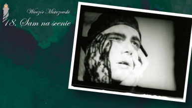 czarno-biała fotografia twarz mężczyzny podparta rękoma jedna dłoń w koronkowej rękawiczce