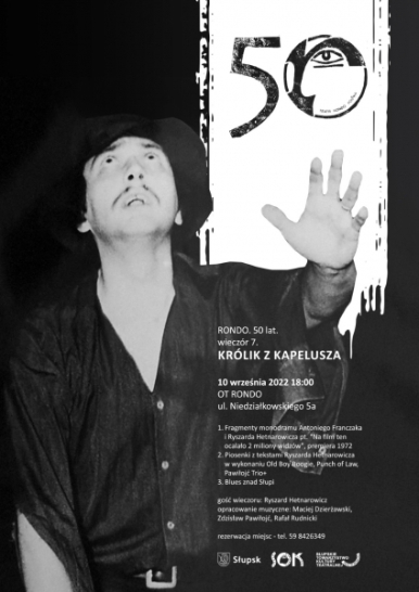 czarno- biała grafika, postać mężczyzny z wąsem w meloniku z uniesioną dłónia, tekst jak w treści