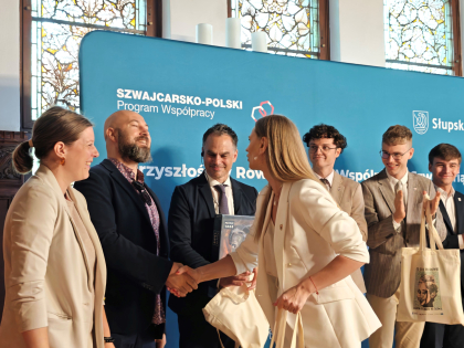 Wręczenie nag&oacute;rd zwycięzcom quizu.jpg
