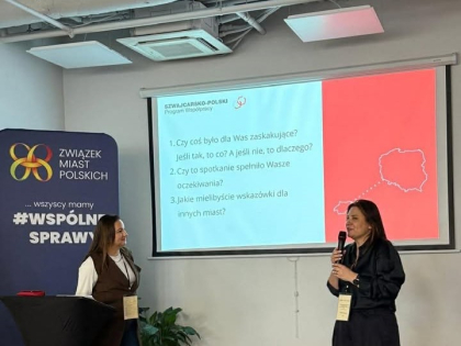 Koordynatorki projektu (od lewej Katarzyna Chabros, Izabela Grzeszczak) podczas prezentacji.jpg