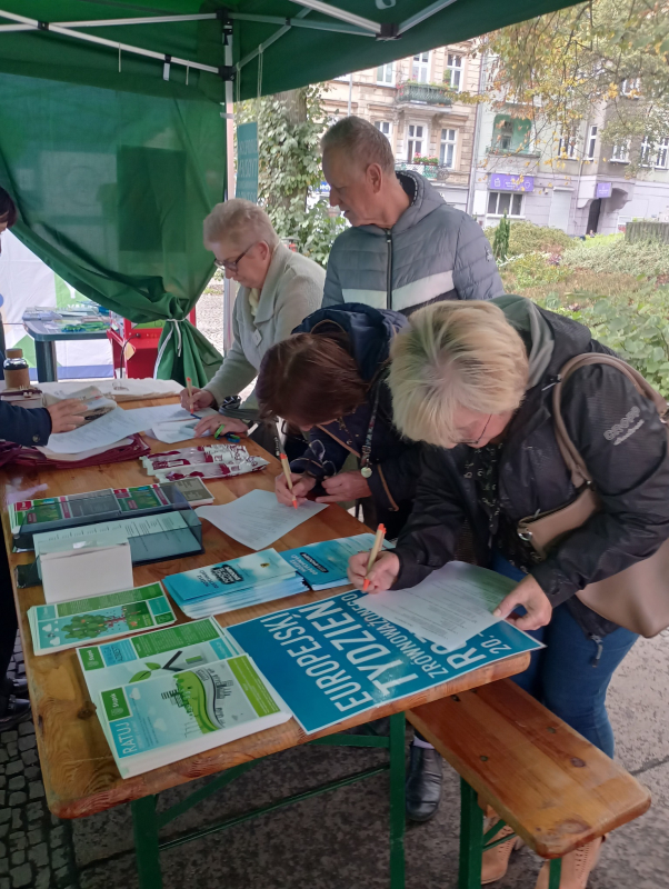 Mieszkańcy wypełniający ankiety dot. gospodarowania odpadami komunalnymi