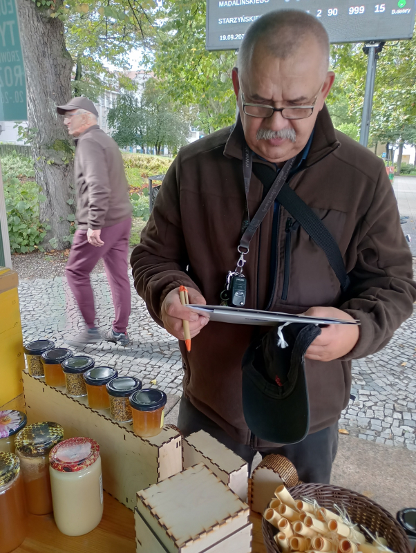 Mieszkaniec wypełniający ankietę dot. ekomobilności