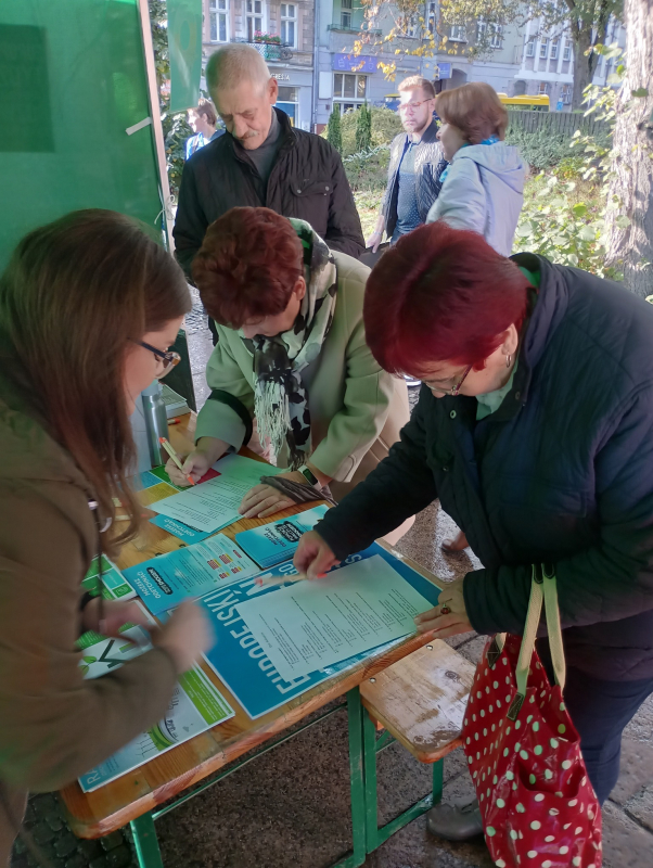 Mieszkańcy wypełniający ankiety dot. gospodarowania odpadami komunalnymi