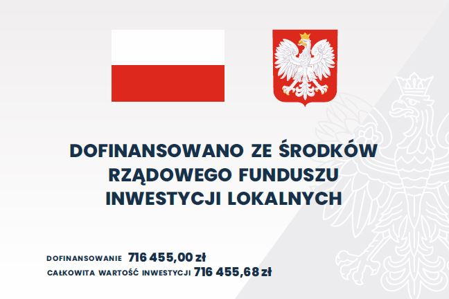 Tablica informacyjna przedstawia logotypy programów dofinansowanych ze środków budżetu państwa oraz napis "DOFINANSOWANO ZE ŚRODKÓW RZĄDOWEGO FUNDUSZU INWESTYCJI LOKALNYCH, DOFINANSOWANIE: 716 455,00 zł, CAŁKOWITA WARTOŚĆ INWESTYCJI: 716 455,68 zł"