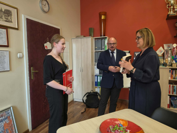 Wiceprezydent Beata Chrzanowska przekazała laureatce list gratulacyjny