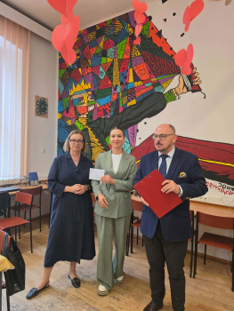 Wiceprezydent Miasta Słupska Beata Chrzanowska oraz Dyrektor II Liceum Ogólnokształcącego Mariusz Domański złożyli nauczycielom gratulacje, dziękując za ich zaangażowanie, kreatywność i pasję w realizacji projektów społecznych.