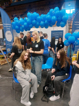 Uczennice Zespołu Szk&oacute;ł Budowlanych i Kształcenia Ustawicznego im. Kazimierza Wielkiego w Słupsku prezentujące ofertę szkoły